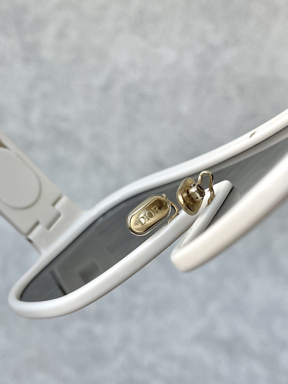 Dior Dior DiorBobbySport M1U Shield Sunglasses White Size ONE SIZE - 12 Thumbnail