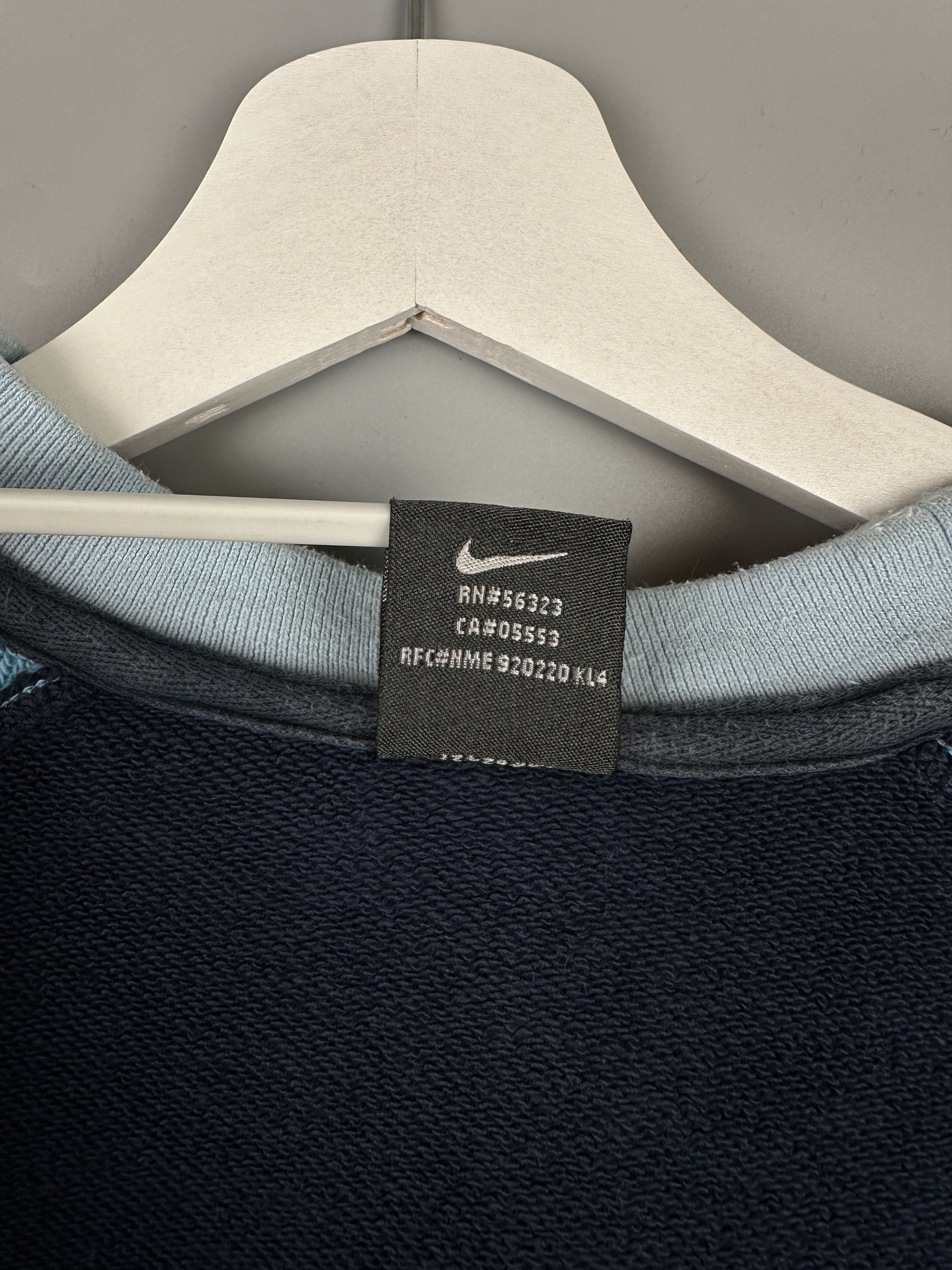 Nike 90s Vintage Nike Mini Logo Sweatshirt Crewneck Y2K Center Size US L / EU 52-54 / 3 - 10 Thumbnail