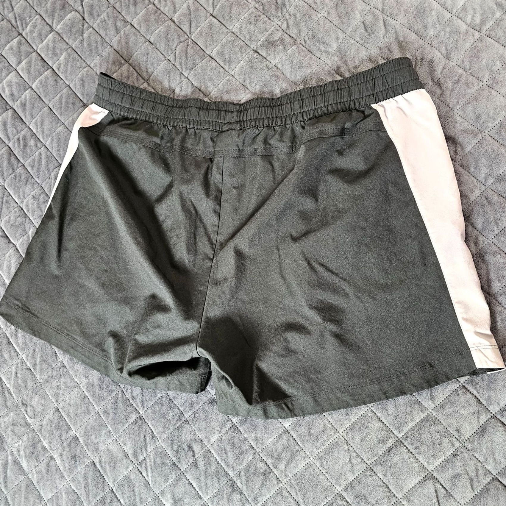 Reebok Reebok Shorts Women 2XL Black Polyester Gym Training Running Workout Lightweight Athletic Breathable Drawstring Inseam 4 in Mens Womens Girls Boys Size 40" / US 18 - 7 Thumbnail
