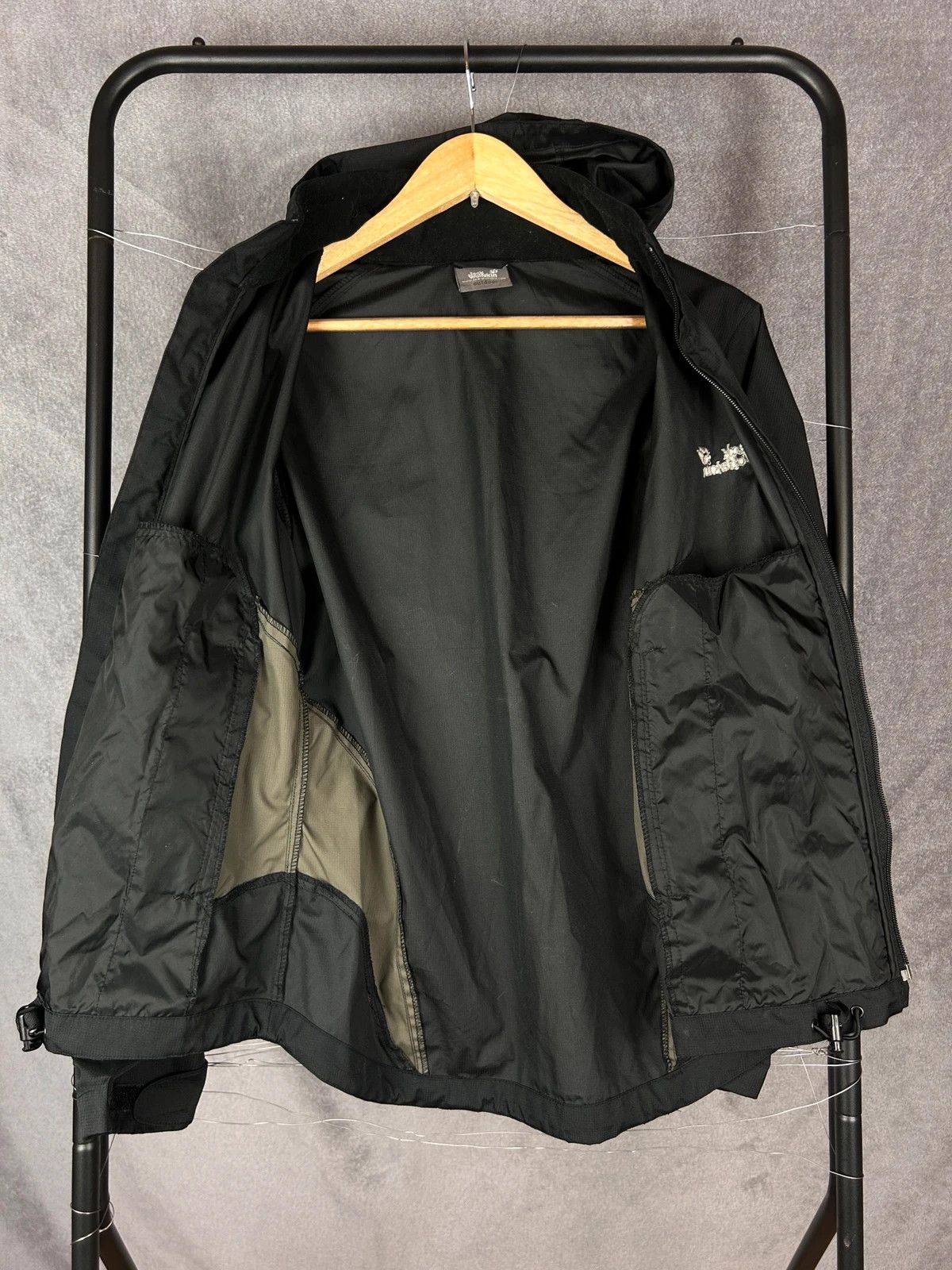Jack Wolfskin Jack Wolfskin black windbreaker jacket with hood Size US S / EU 44-46 / 1 - 9 Thumbnail
