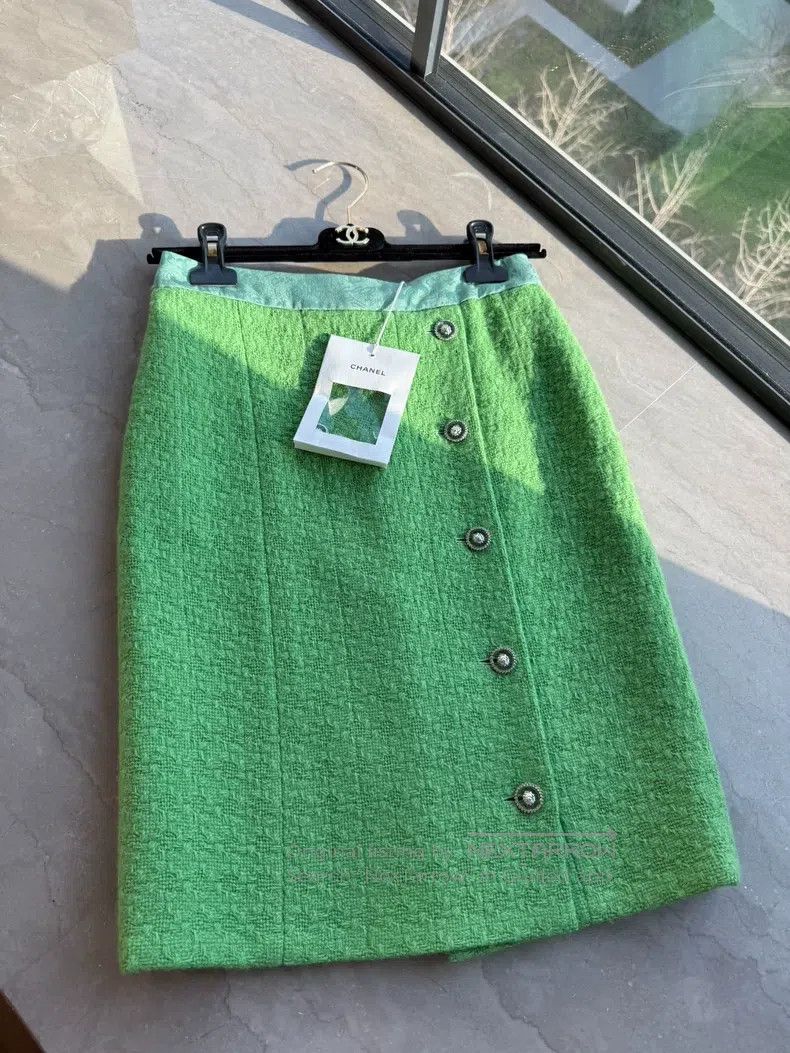 Chanel Chanel 24a green skirt Size 42" / US 20 - 1 Thumbnail