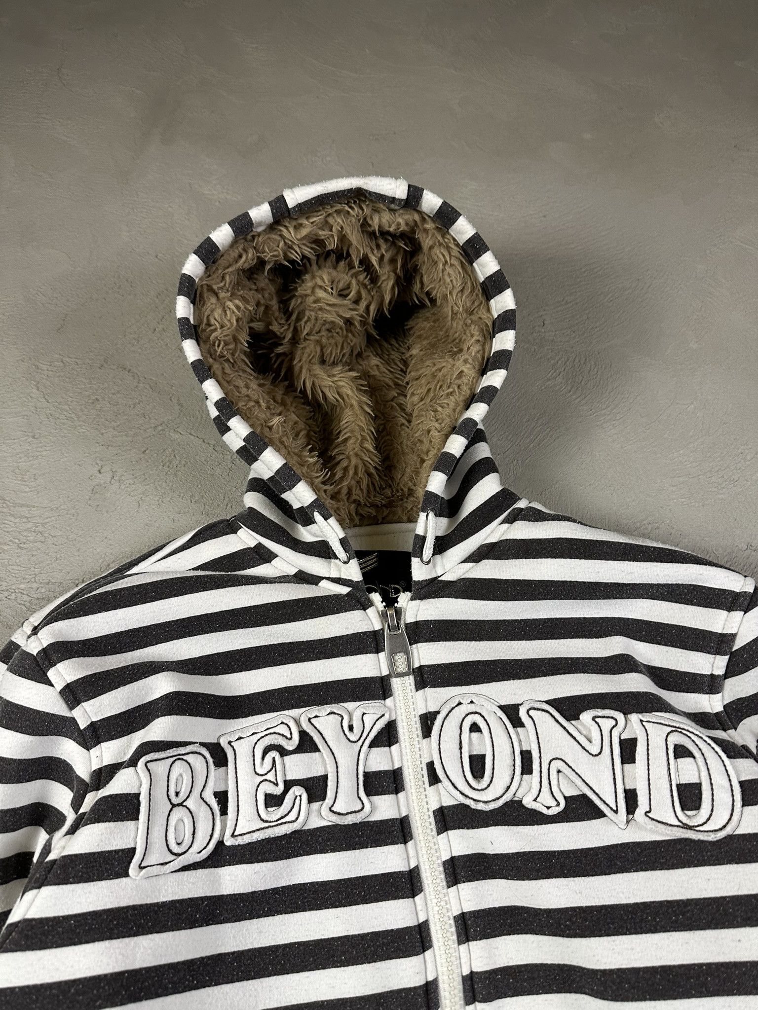 Japanese Brand Vintage Y2k Fur Hood Zip Stripped Hoodie Size US XL / EU 56 / 4 - 6 Thumbnail