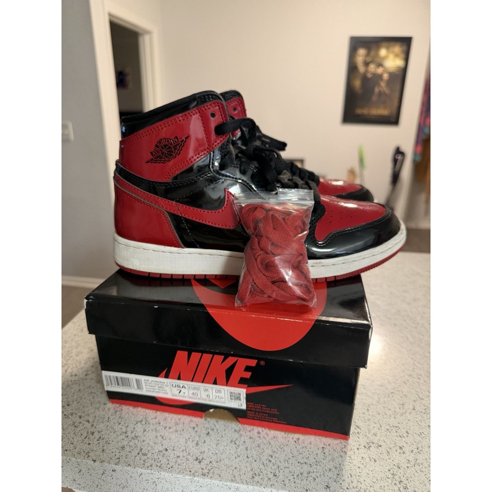 Jordan Brand × Nike Nike Air Jordan 1 Retro High OG Patent Bred (GS) 575441-063 Size US 7 / EU 40 - 6 Thumbnail