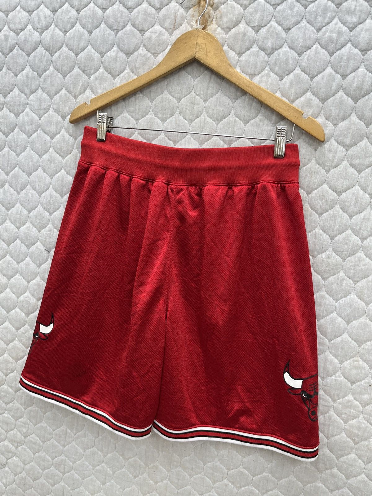 Nike 🔥🔥🔥STEALS VTG NIKE NBA CHICAGO BULLS SHORTS Size US 36 / EU 52 - 9 Thumbnail