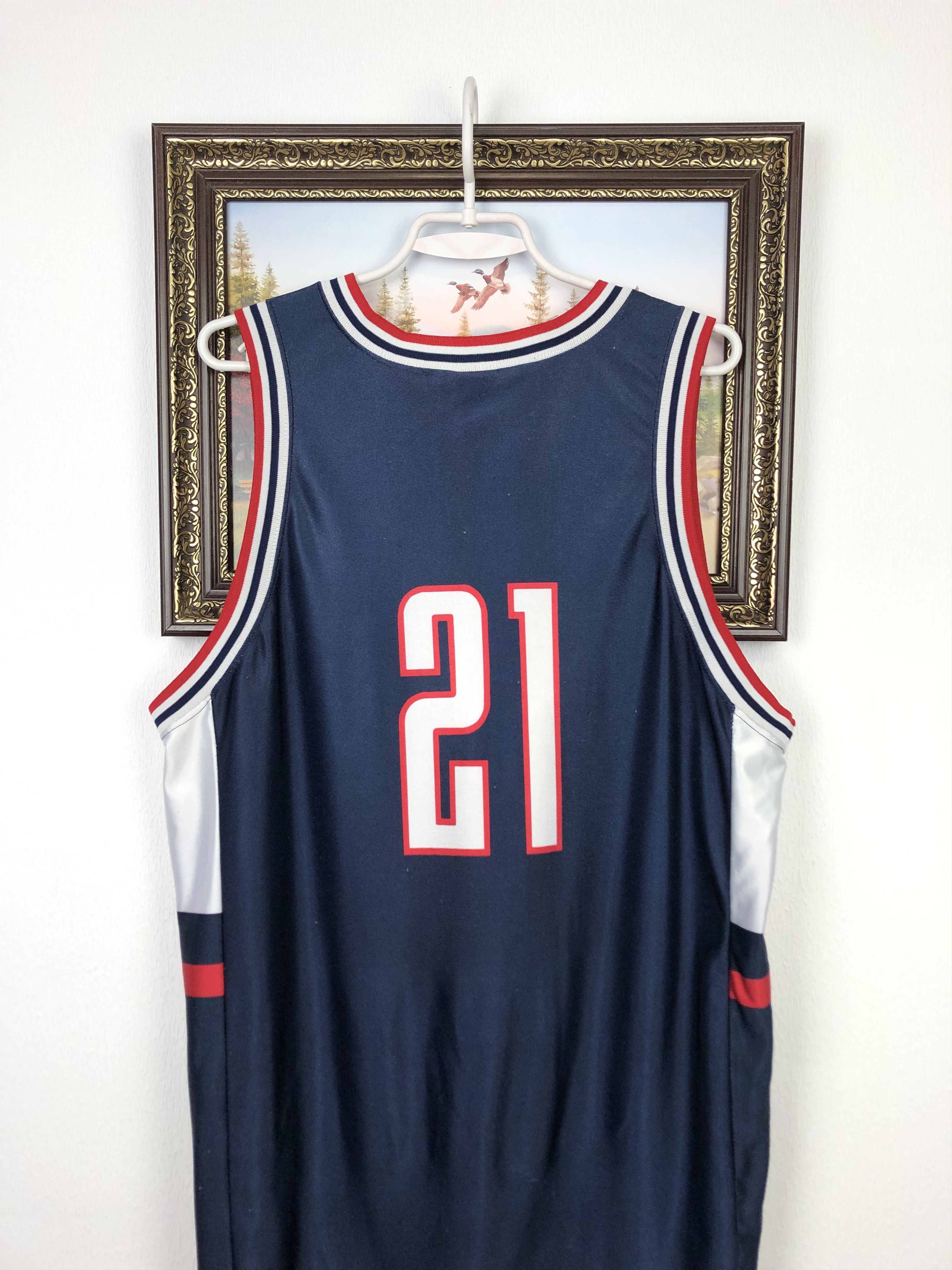 Nike Vintage Connecticut Huskies UCONN Moore NCAA Tee Jersey Size US L / EU 52-54 / 3 - 13 Thumbnail