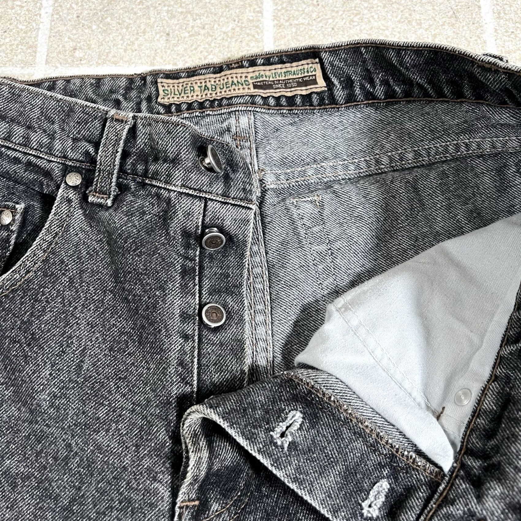 Denime VINTAGE Levis Silvertab Jeans Mens 30 X 26 Black Denim Made in USA Button Fly Jeans Mens 30 Black 1990s Size 30" / US 8 / IT 44 - 7 Thumbnail