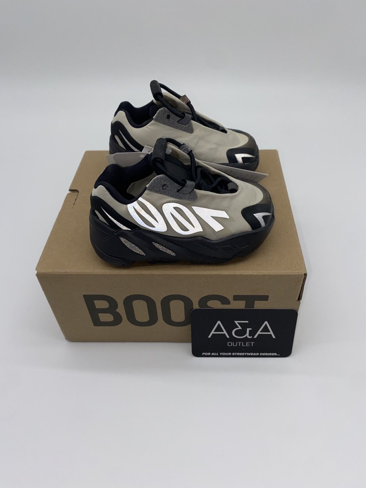 Adidas Yeezy Boost 700 MNVN Bone Infants US 4K Brand New Size US 4 / IT 34 - 6 Thumbnail