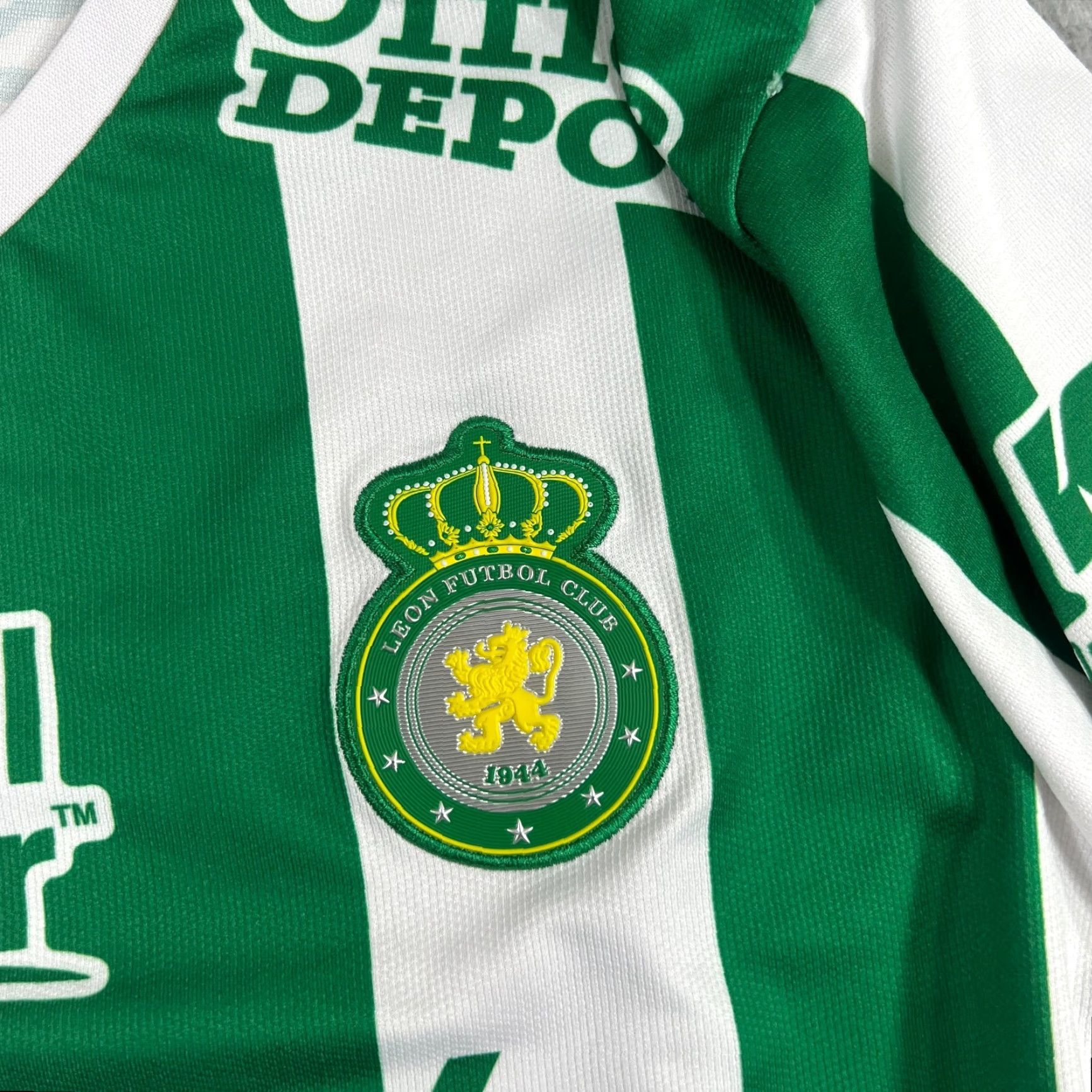 Primark Club Leon Jersey Large Prima Striped Green White Size US L / EU 52-54 / 3 - 7 Thumbnail