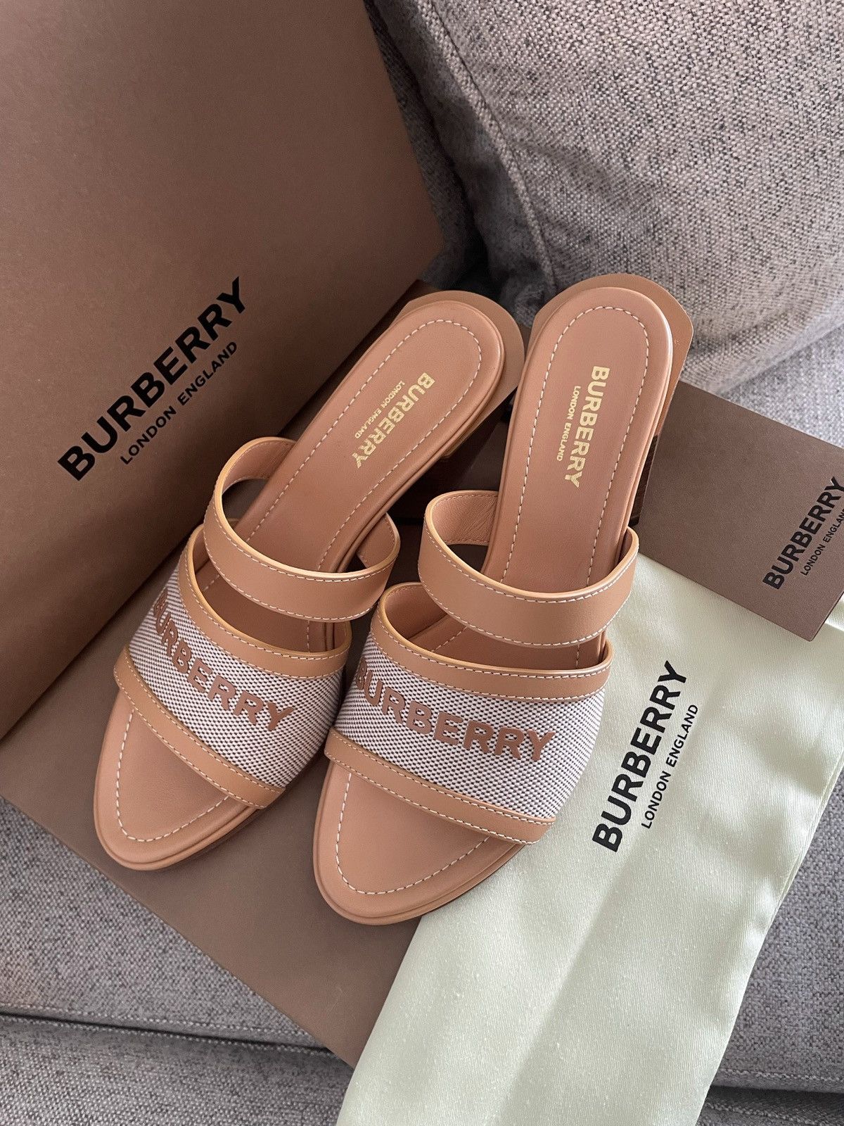 Burberry Burberry logo sandals | brand new never worn | box not inc Size US 8 / IT 38 - 12 Thumbnail