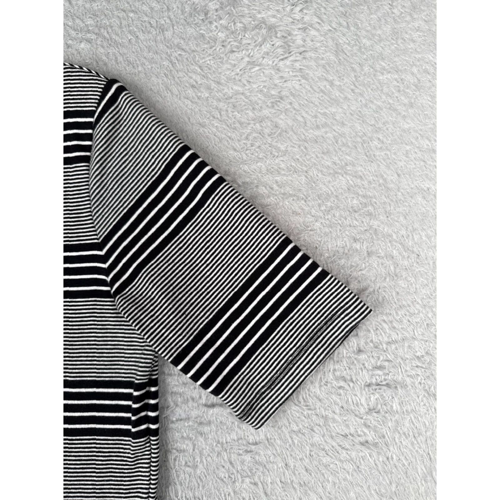 Tommy Hilfiger VINTAGE Tommy Hilfiger Shirt Women L Black White Stripe Round Neck 100% Cotton Knit Logo Tee Adult Large Black Womens Shirt Size L / US 10 / IT 46 - 2 Thumbnail