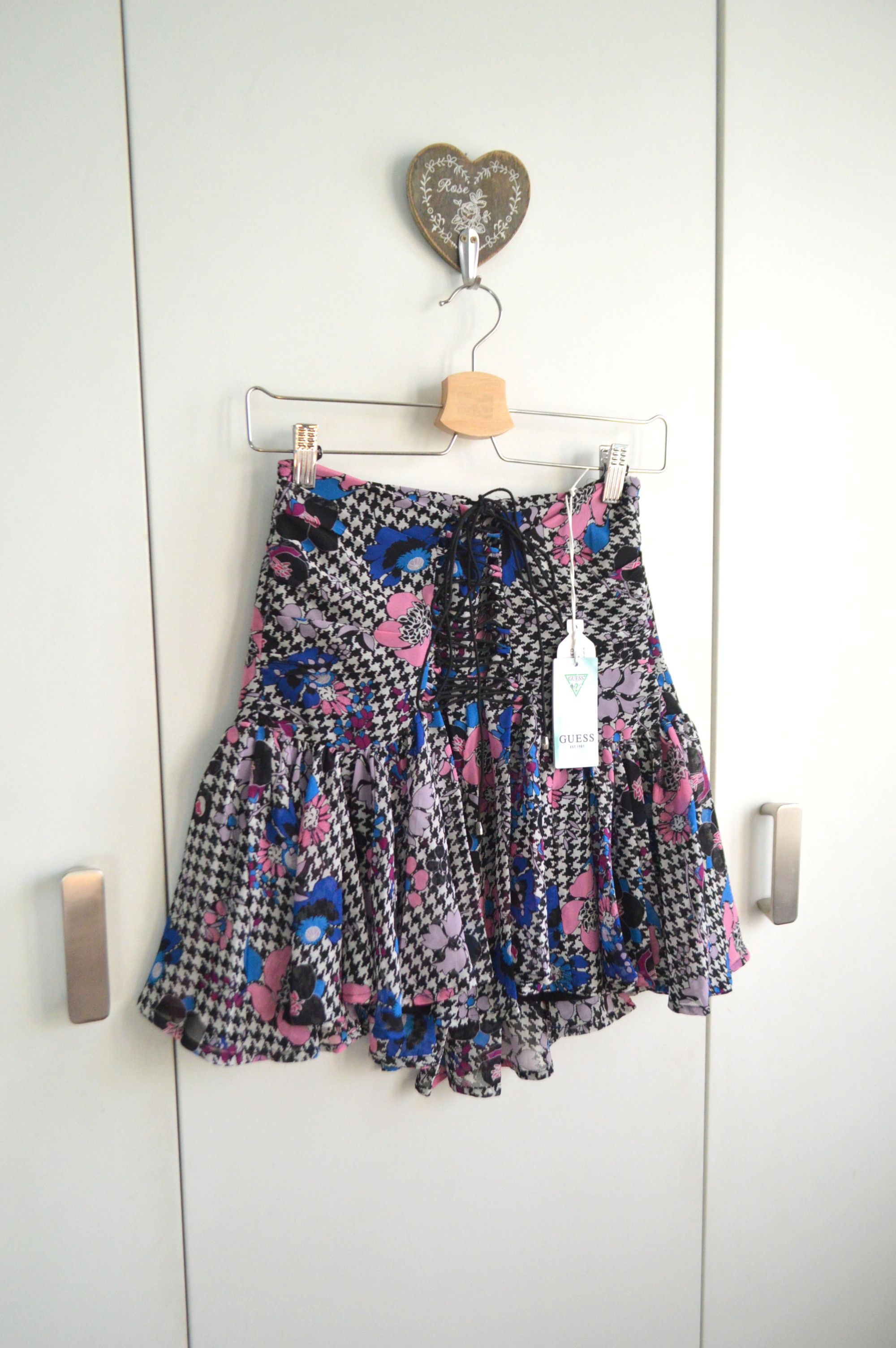 Guess Guess new with tag XS premium skirt with floral patterns Size 25" / US 0 / IT 36 - 2 Thumbnail