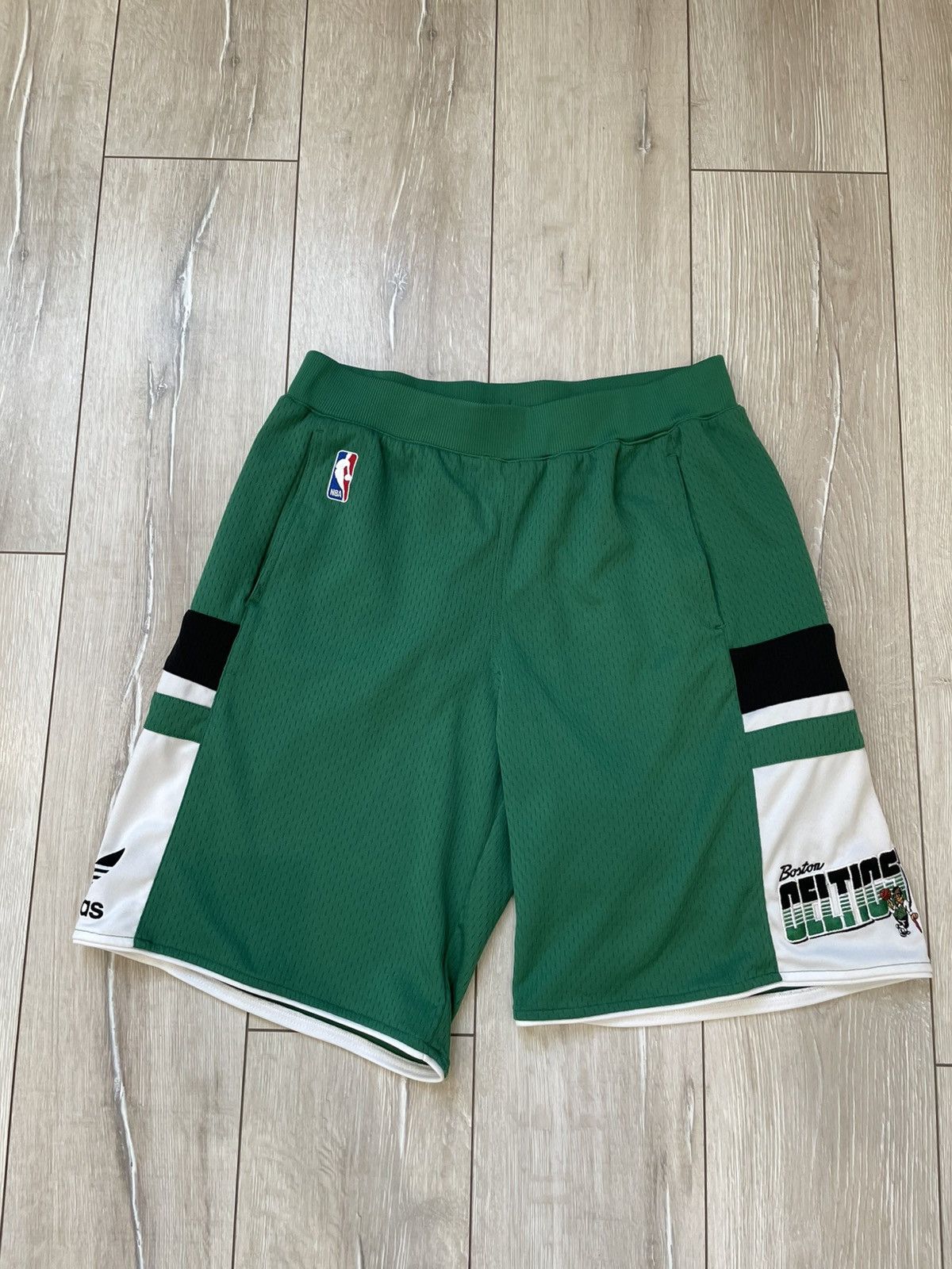 Adidas × NBA × Vintage Vintage Adidas Boston Celtics NBA Shorts Mens L Green Size US 34 / EU 50 - 1 Thumbnail