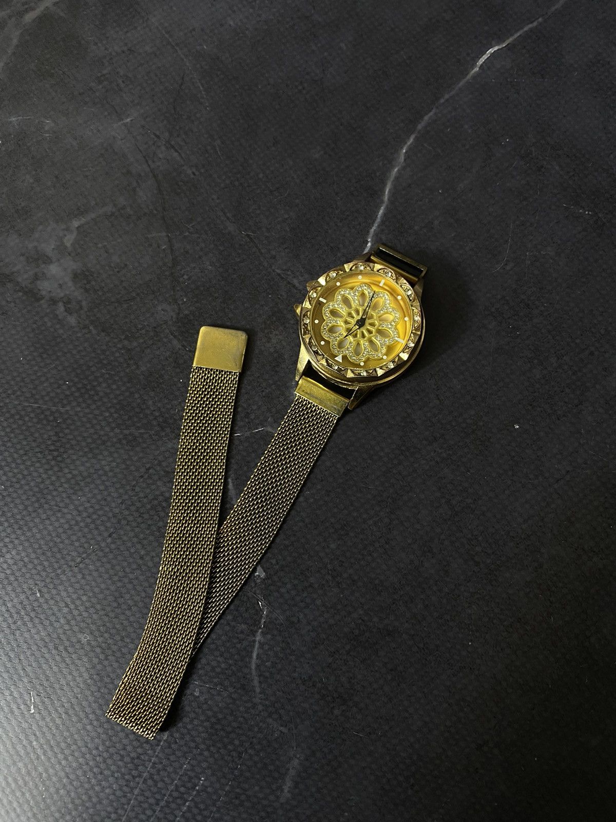 Japanese Brand Vintage Spinning Flower Dial Watch Size ONE SIZE - 3 Thumbnail