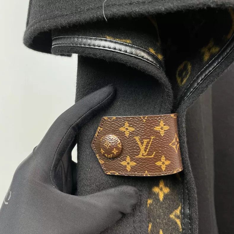 Louis Vuitton Louis Vuitton Black woolen cloak coat with full print on t Size XS / US 0-2 / IT 36-38 - 4 Thumbnail