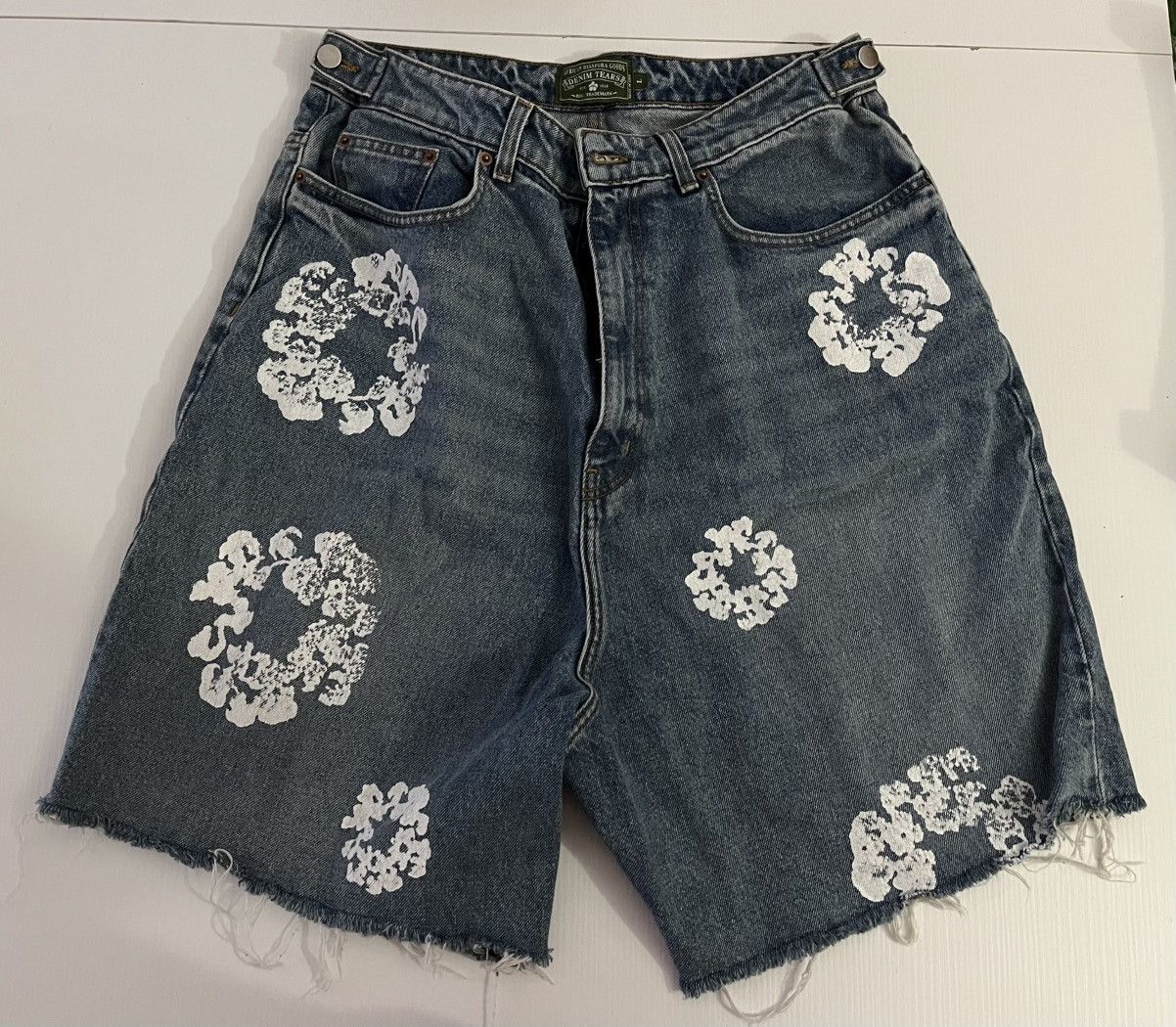 DENIM TEARS × Levi's Denim Tears x Levi’s - Cotton Wreath Shorts Light Wash Size US 32 / EU 48 - 11 Thumbnail