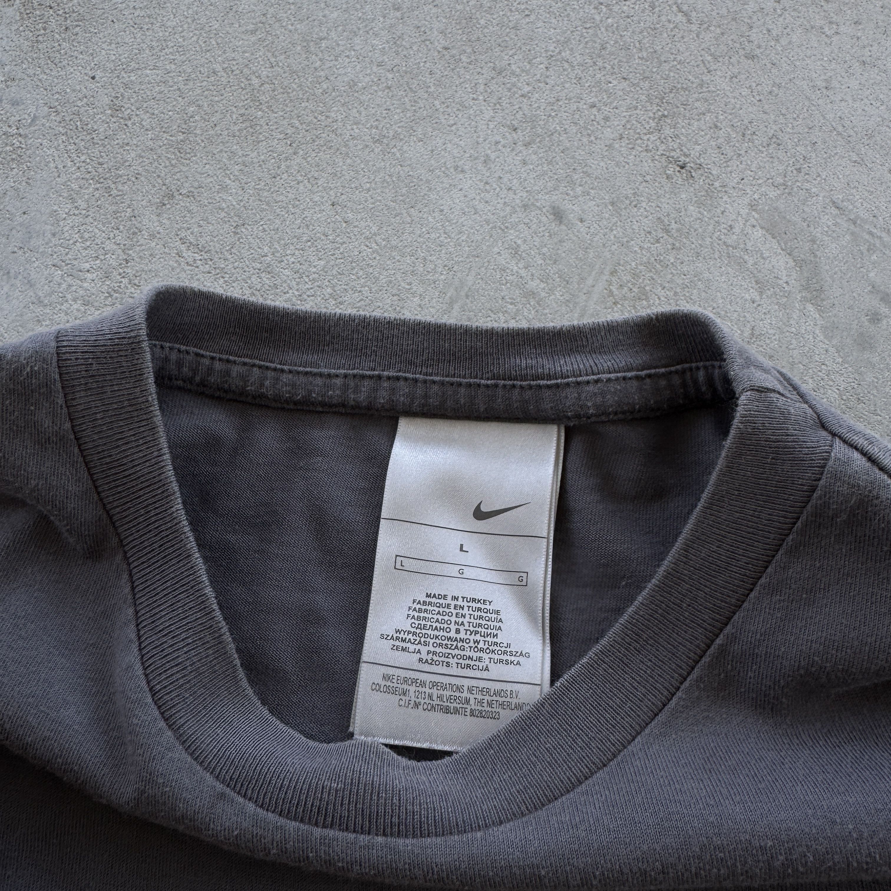 Nike Vintage Nike Grey T-Shirt Graphic Rugby Ball Swoosh Size L Size US L / EU 52-54 / 3 - 5 Thumbnail