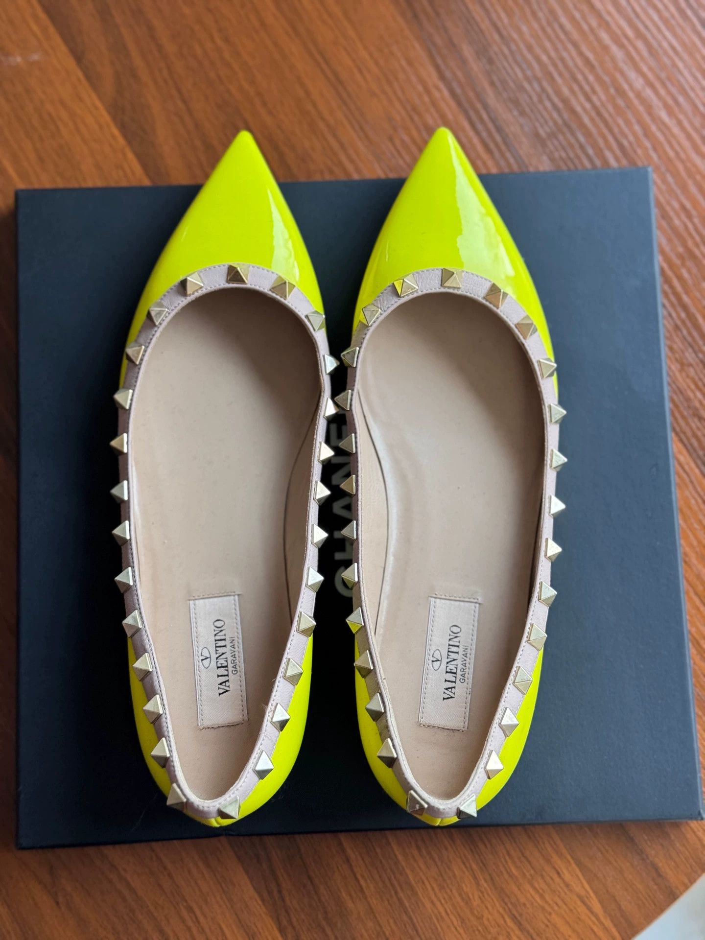 Valentino Valentino yellow patent leather stud flat shoes 38 Size US 7 / IT 37 - 5 Thumbnail