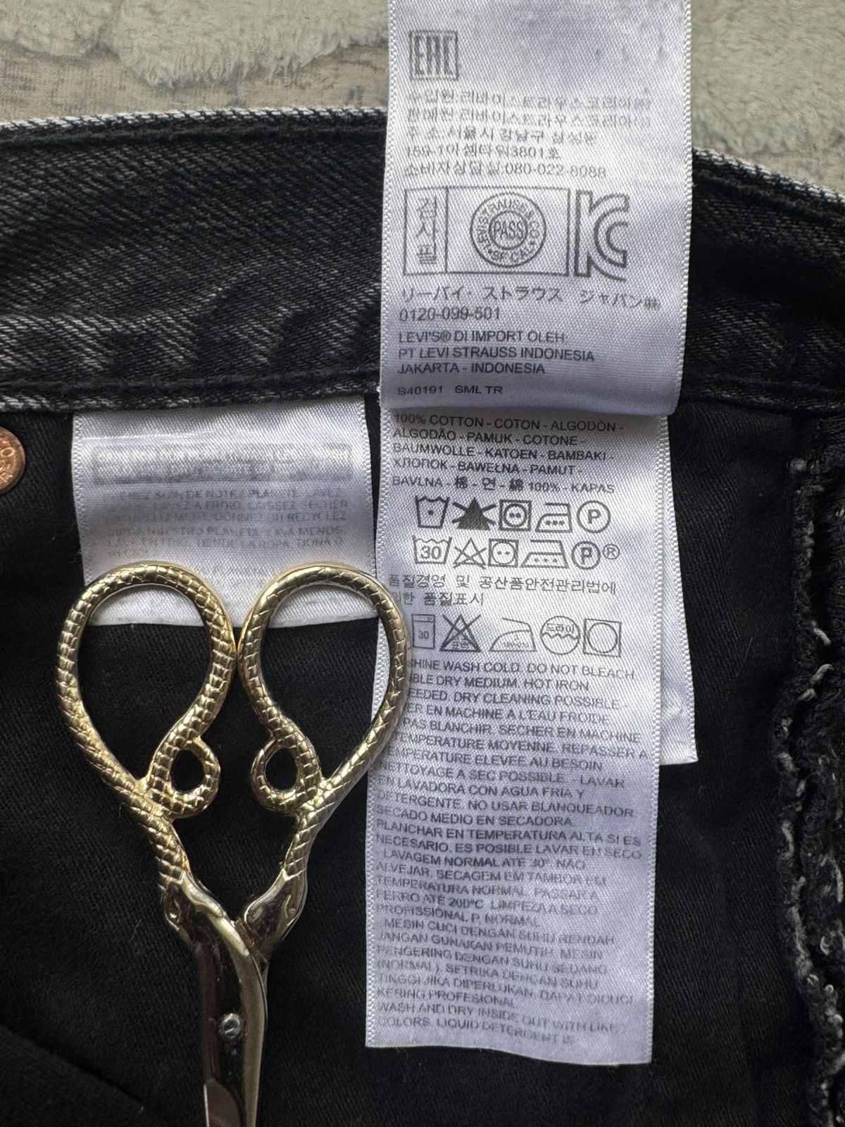 Vetements Vetements x Levi’s “615” Assymetrical Denim AW19 Size US 30 / EU 46 - 14 Thumbnail