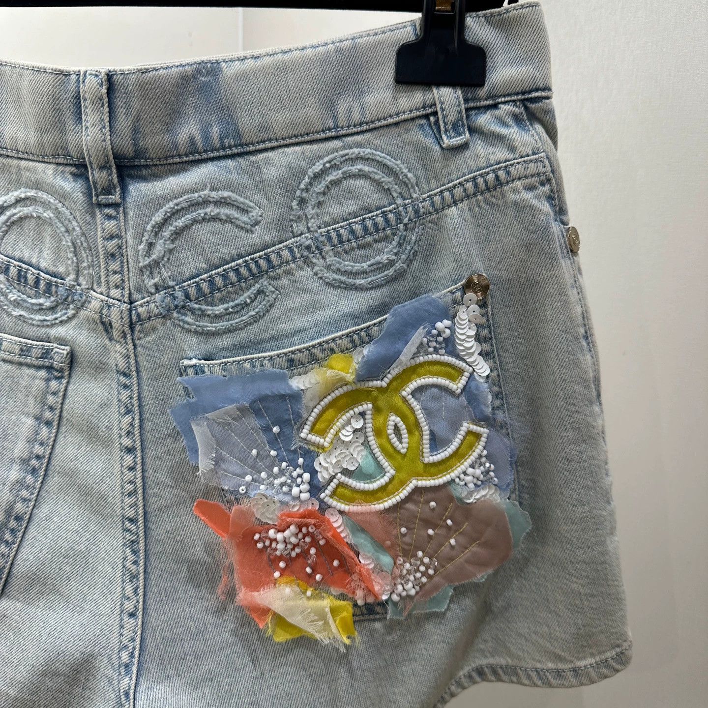 Chanel Chanel apr235 sequin Logo embroidery denim short 38 Size 27" / US 4 / IT 40 - 6 Thumbnail