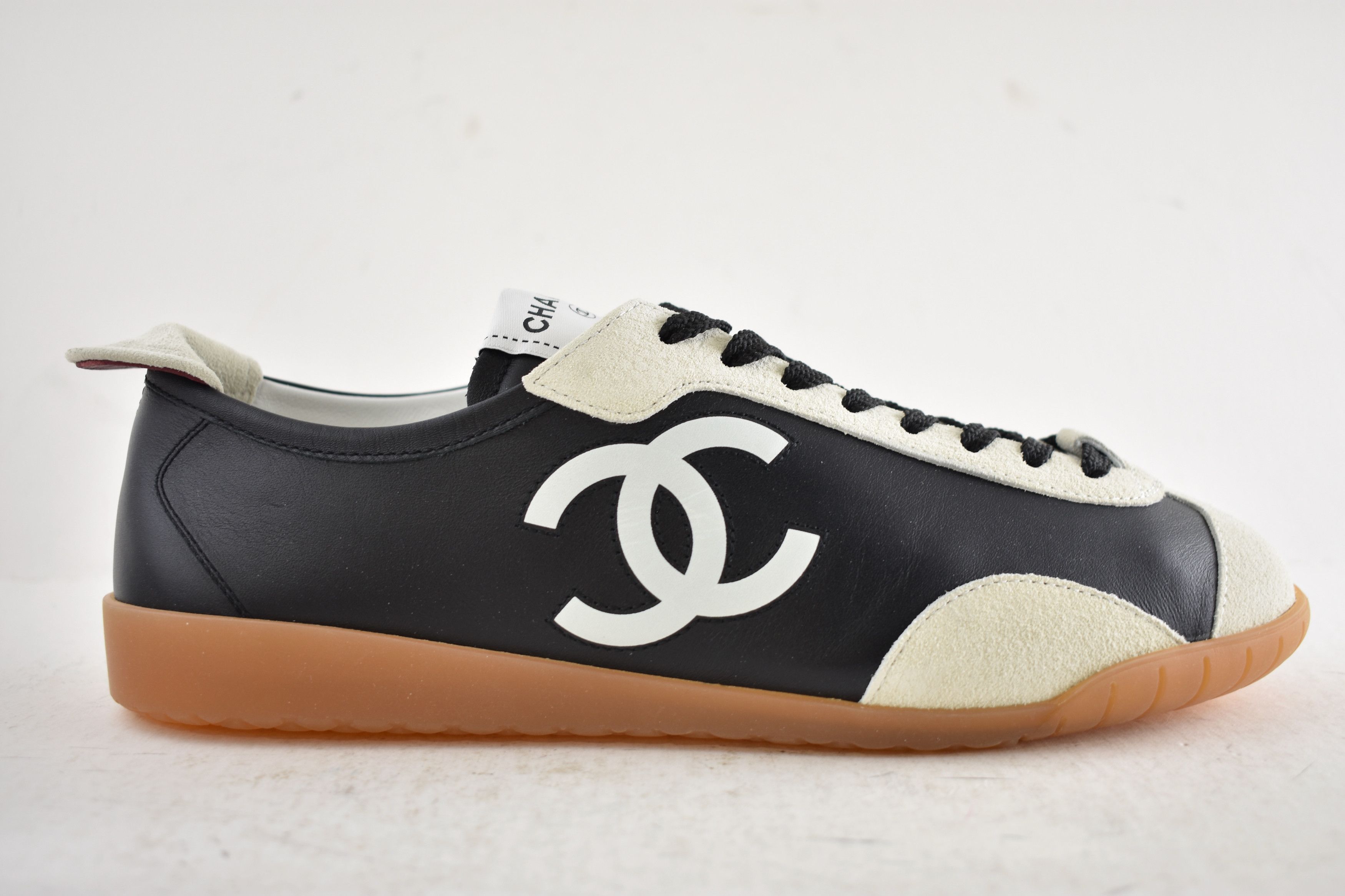 Chanel 26P White Leather Suede CC Logo Runner Trainer Sneaker 39 Size US 9 / IT 39 - 2 Thumbnail