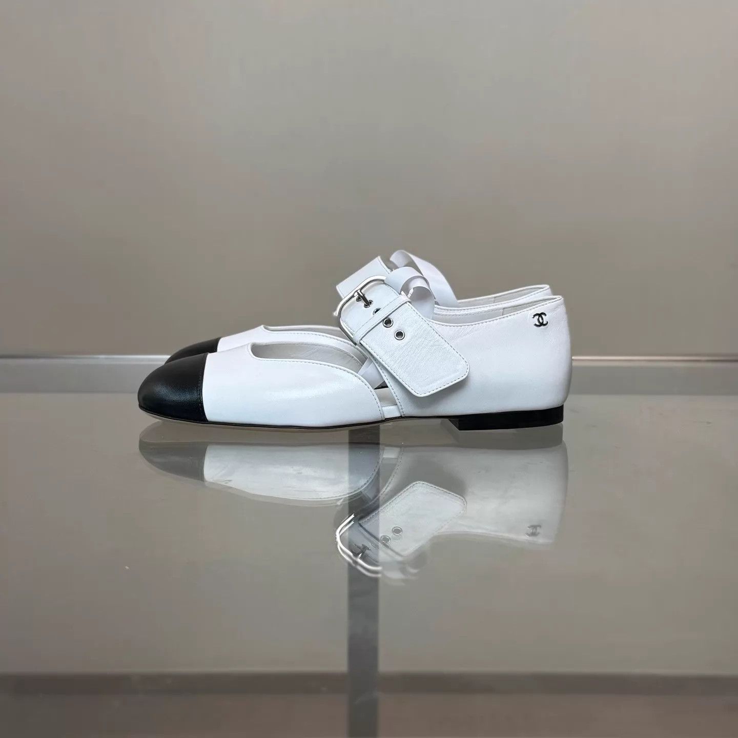 Chanel CHANEL 26P Black & White Color Block Mary Jane Shoes EU37.5 Size US 7 / IT 37 - 2 Thumbnail