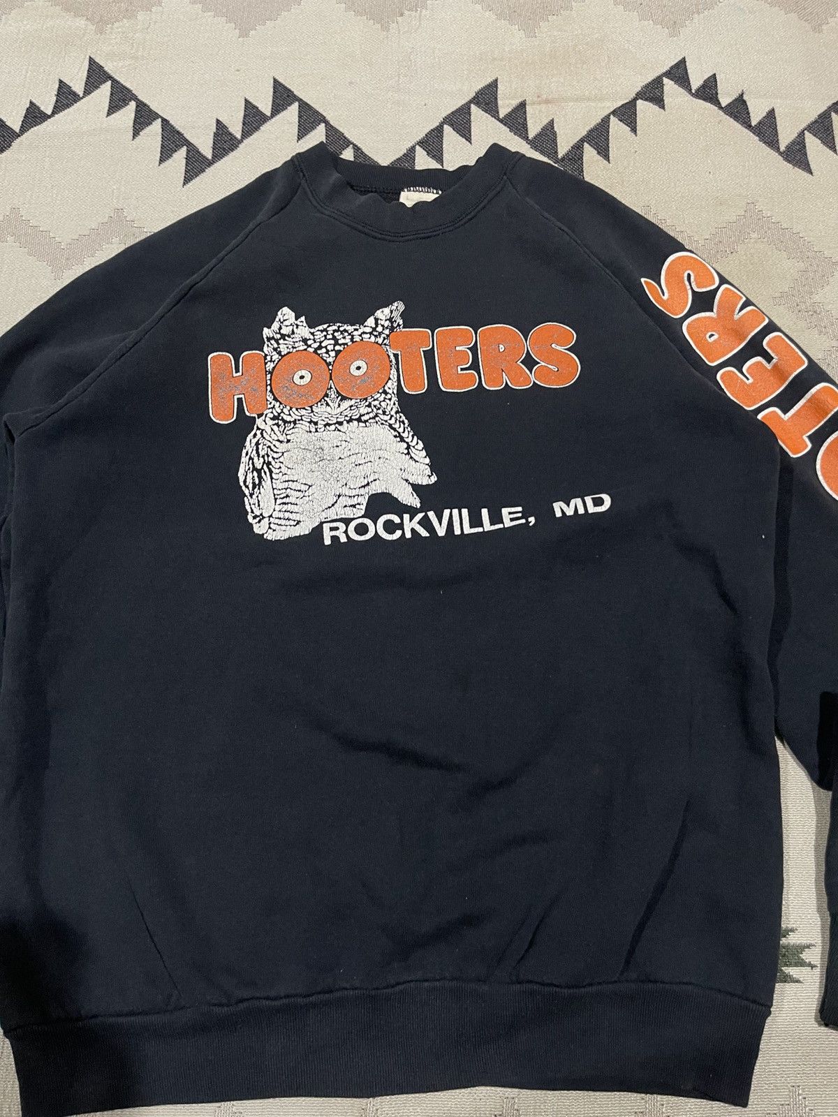 Vintage 90s HOOTERS ROCKVILLE,MD SPELLOUT SWEATSHIRT DISTRESSED Size US M / EU 48-50 / 2 - 5 Thumbnail