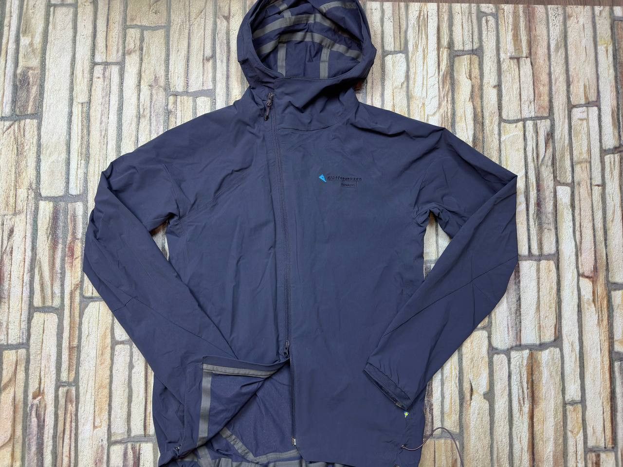 image of Klattermusen Vanadis S Mens Jacket Softshell in Dark Blue (Size Small)