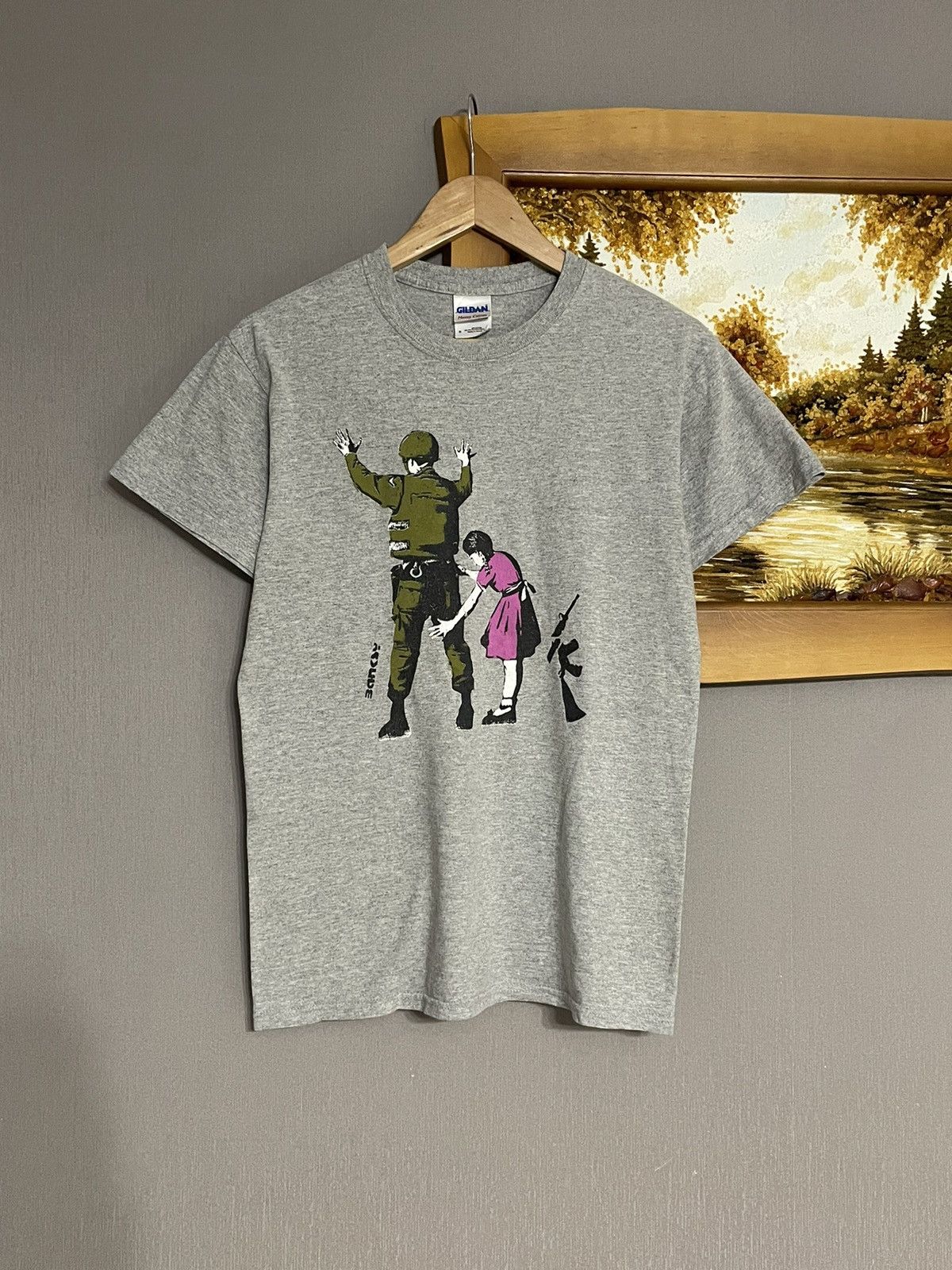 Gildan Vintage Banksy Girl and Soldier tee Size US S / EU 44-46 / 1 - 2 Thumbnail