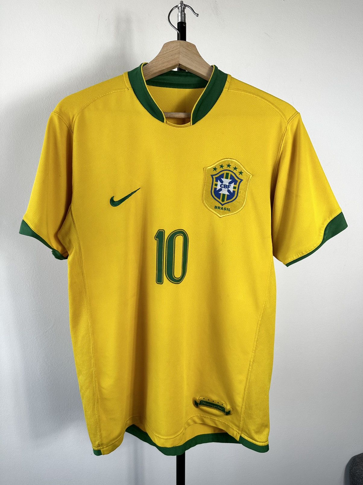 Nike Vintage Nike Brazil 2004/06 Home Jersey Ronaldinho #10 Size US M / EU 48-50 / 2 - 1 Thumbnail