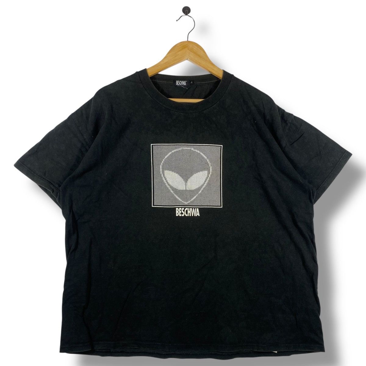 Vintage Vintage 90's BESCHWA Logo Graphic Faded Tee Shirt Size US L / EU 52-54 / 3 - 1 Thumbnail
