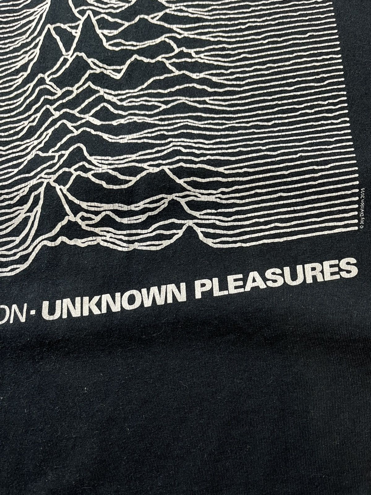 Band Tees Vintage Joy Division Unkown Pleasures Graphic 2016 T-Shirt Size US L / EU 52-54 / 3 - 11 Thumbnail