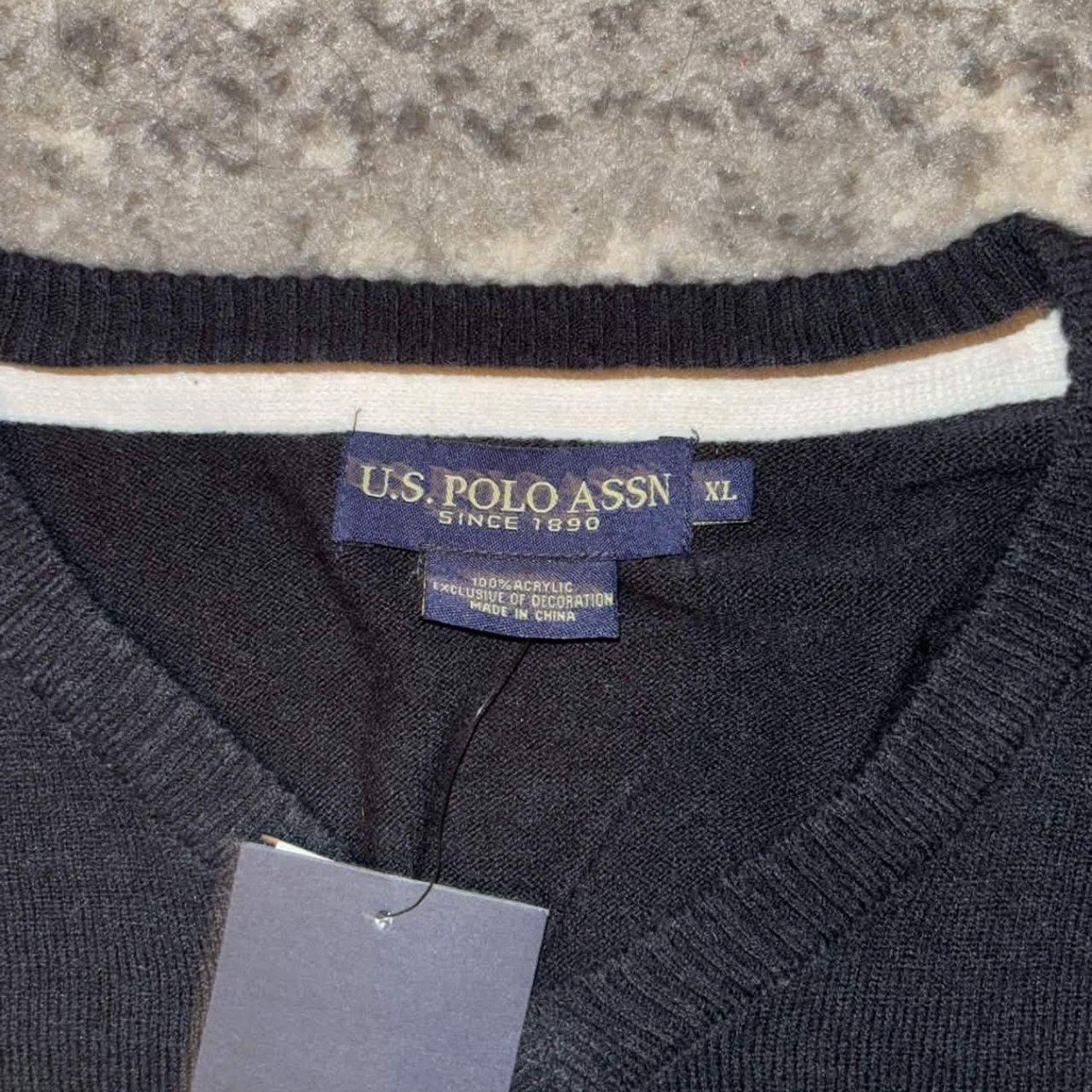 U.S. Polo Assn. U.S. Polo Assn. Light-weight V-Neck Knit Sweater Size US M / EU 48-50 / 2 - 3 Thumbnail