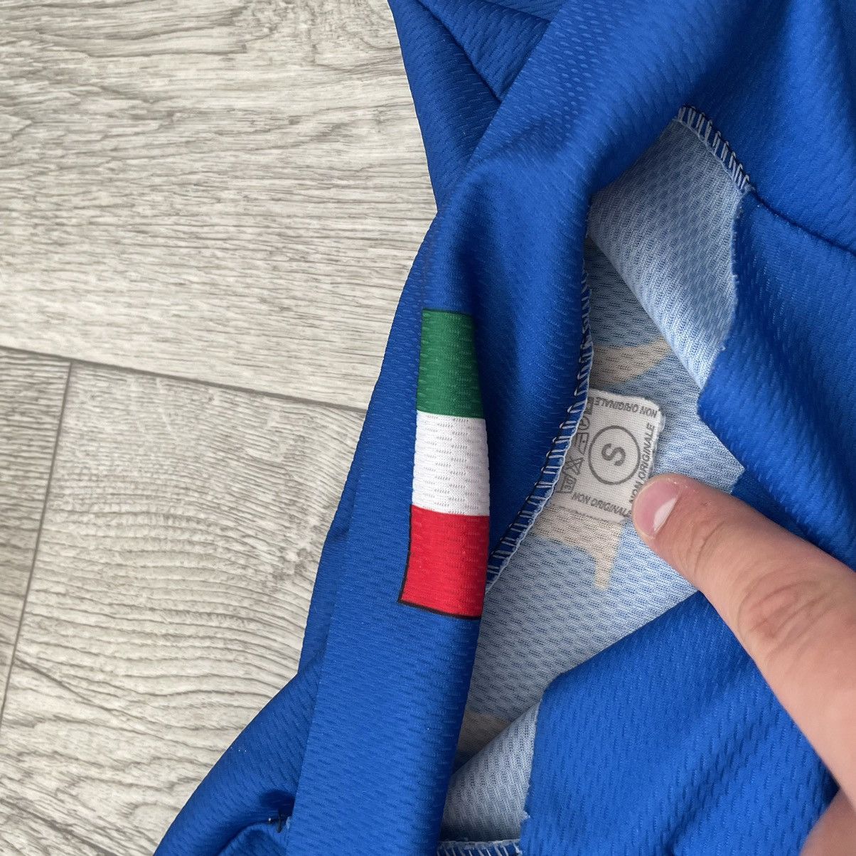 Vintage TOTTI 10 jersey 90s ITALIA TEE SHIRT ITALY VINTAGE Size US S / EU 44-46 / 1 - 3 Thumbnail