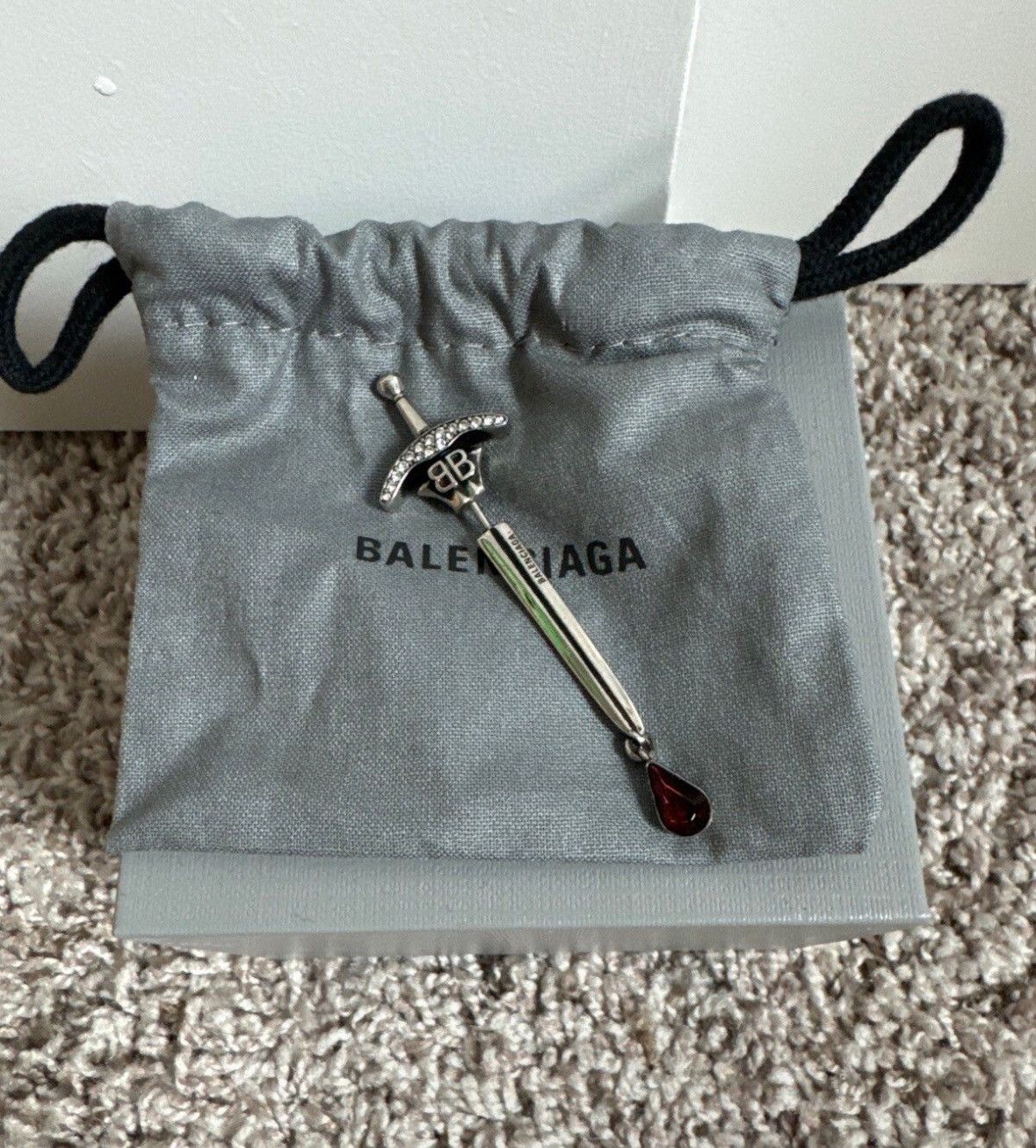 国内即発+BALENCIAGA+GOTH SWORDピアス BALENCIAGA】Sword ロゴ シングル ピアス ラインストーン