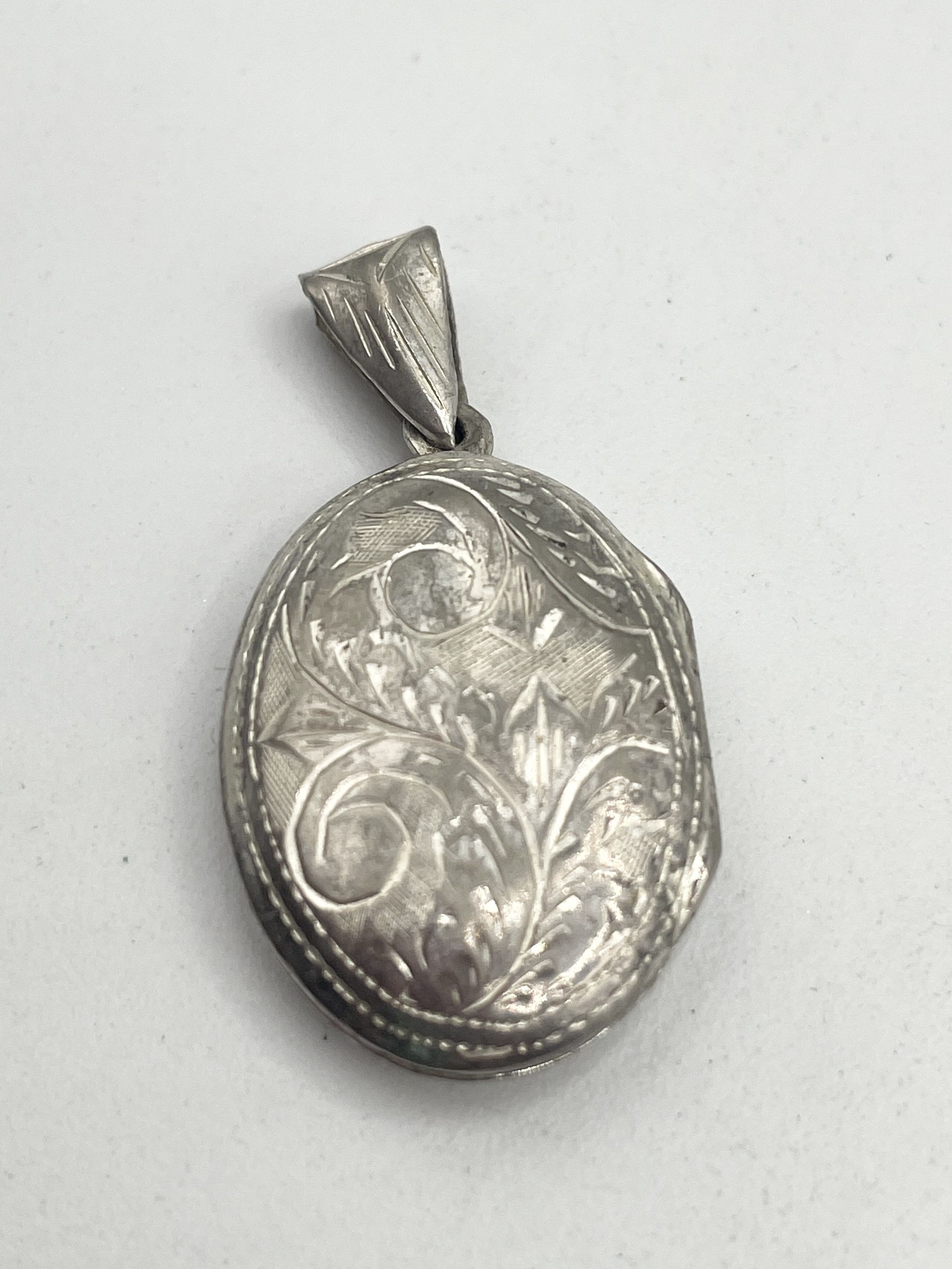 Vintage Vintage Sterling Silver 925 Thailand Floral Etched Locket Pe Size ONE SIZE - 1 Thumbnail