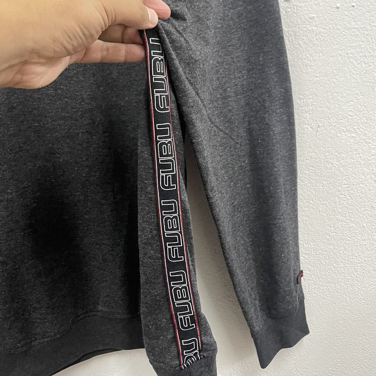 Fubu × Japanese Brand × Vintage 🔥🔥🇯🇵Vintage FUBU Small Logo Tapped Design Sweatshirts Size US M / EU 48-50 / 2 - 6 Thumbnail