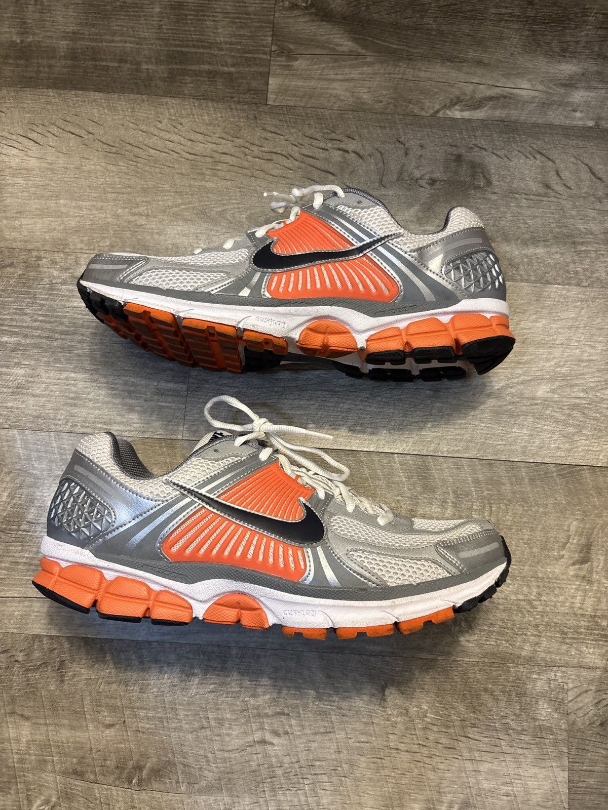 Nike Nike Zoom Vomero 5 Size US 12 / EU 45 - 2 Thumbnail