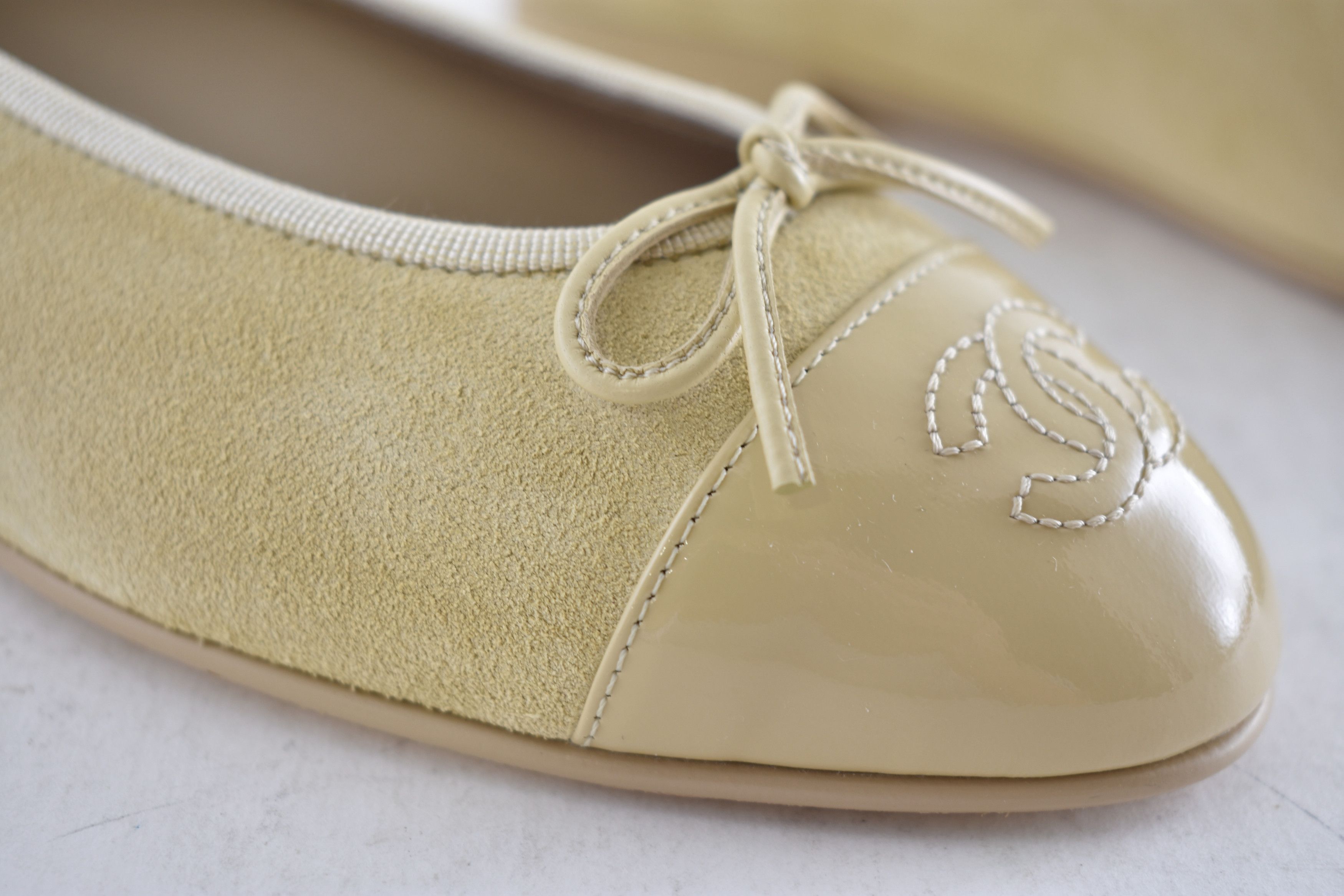 Chanel 26A Suede Patent CC Logo Bow Tie Ballet Ballerina Flat 38 Size US 8 / IT 38 - 7 Thumbnail