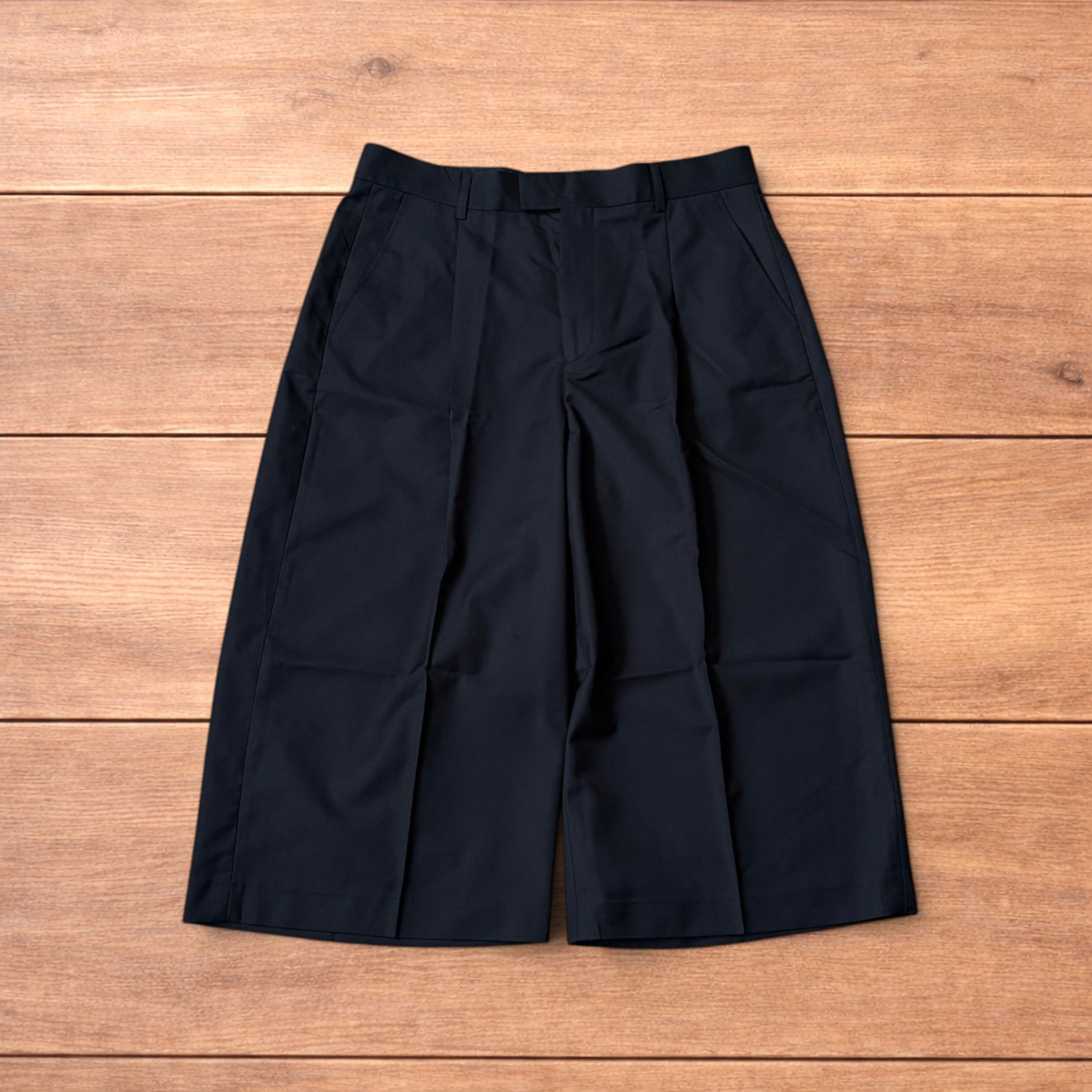 Japanese Brand Vintage style baggy wide leg long tailored shorts in black. Size US 36 / EU 52 - 1 Thumbnail