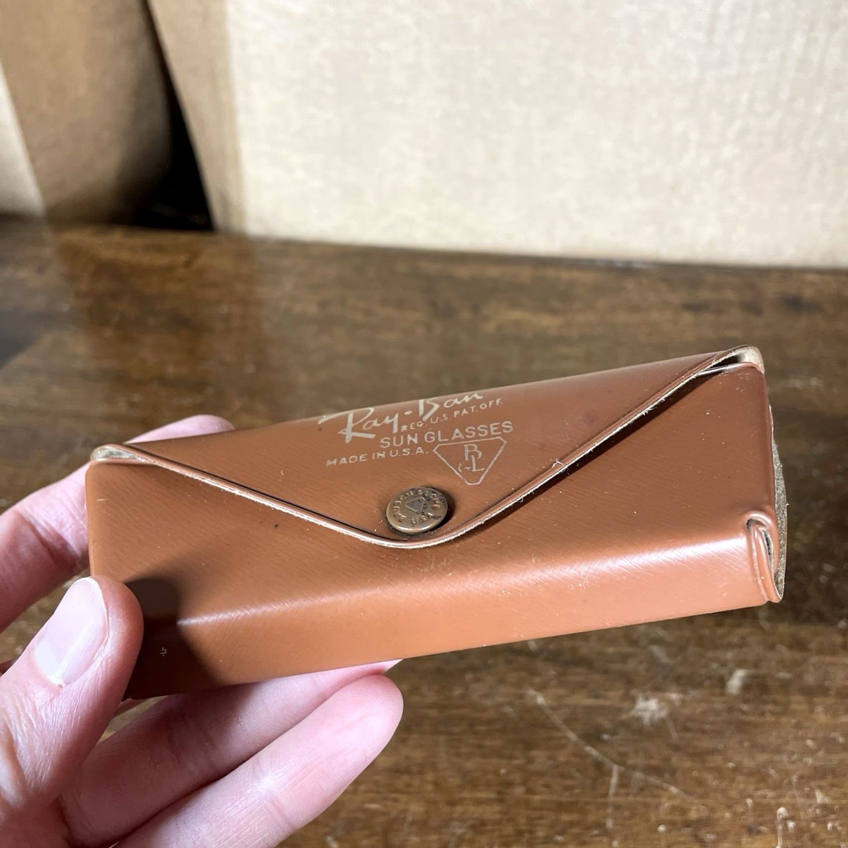 Vintage VINTAGE Ray-Ban Sunglasses Clip On Case Belt Vinyl WWII Military/Landgirl Gold Unisex Adult 1950s 1940s Bausch & Lomb Size ONE SIZE - 4 Thumbnail