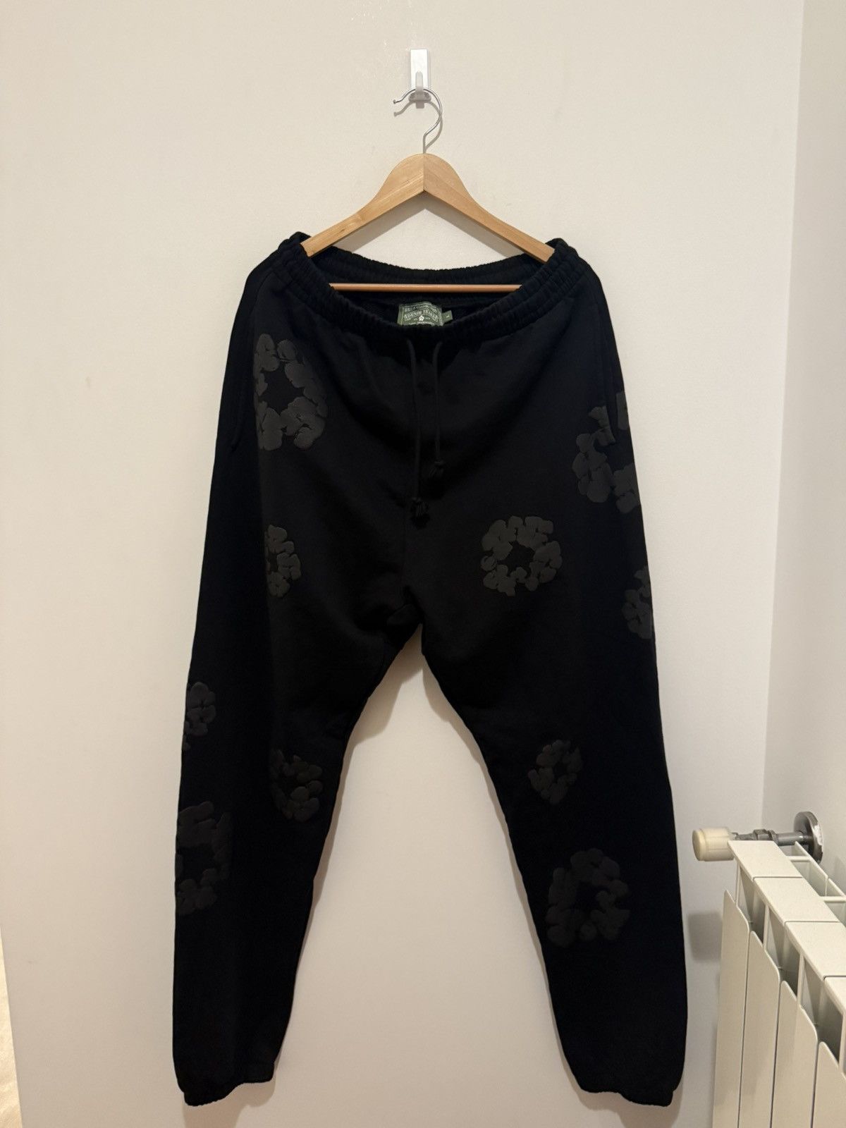 DENIM TEARS Denim Tears Cotton Wreath Black Joggers Size L Size US 34 / EU 50 - 1 Thumbnail