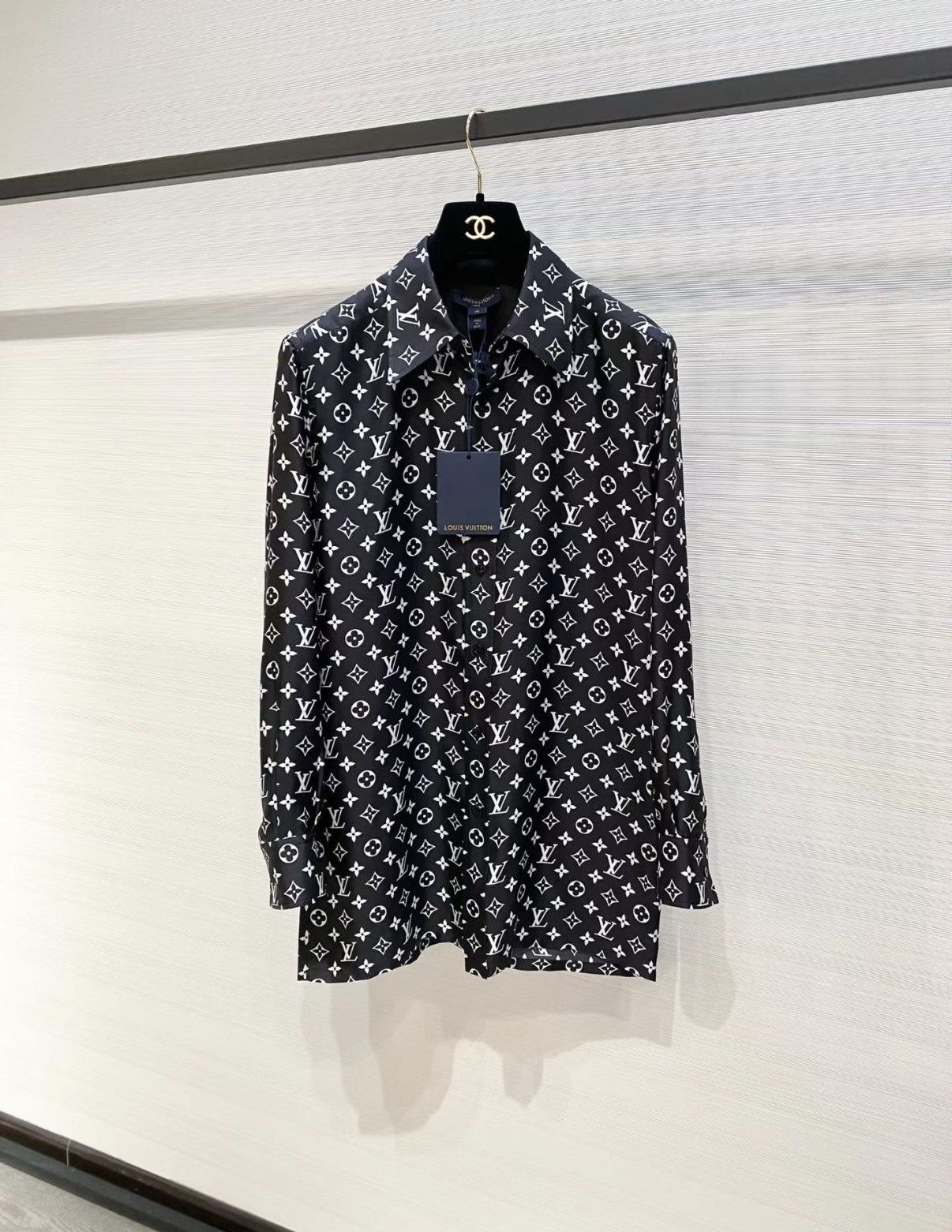 Louis Vuitton Louis Vuitton Black Monogram Silk Shirt Long Sleeve J33 Size XXS / US 00 / IT 34 - 1 Thumbnail