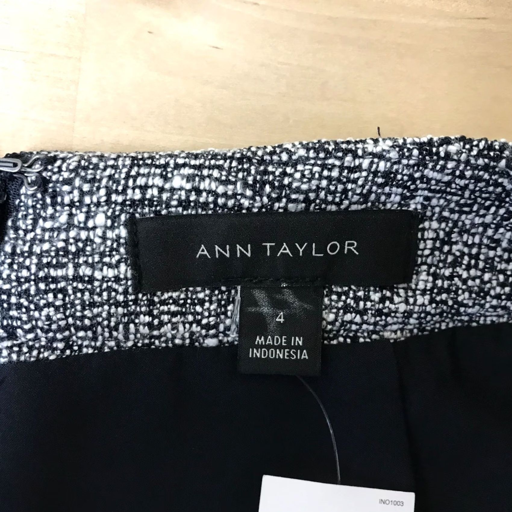 Ann Taylor ANN TAYLOR BLACK TEXTURED LINED PENCIL SKIRT WOMEN'S 4 Size 27" / US 4 / IT 40 - 7 Thumbnail