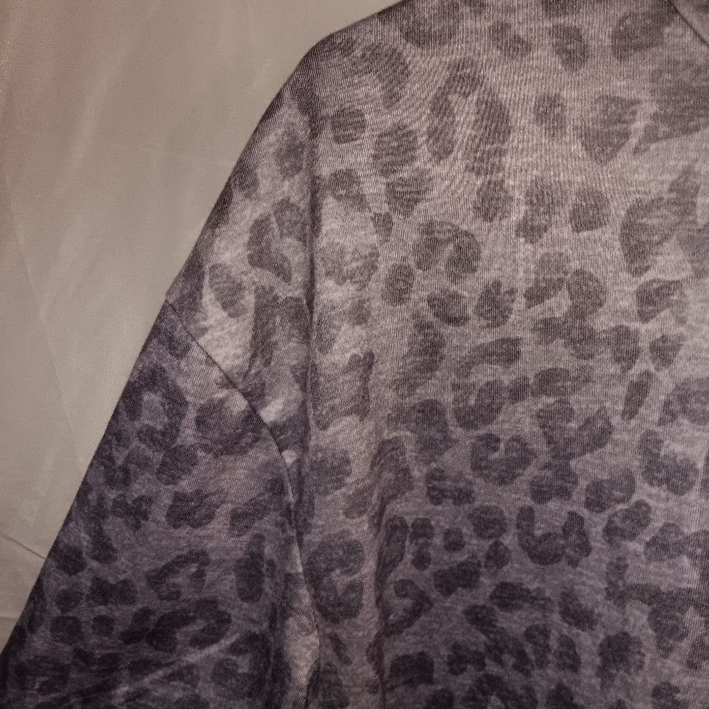 Shein Shein, gray leopard print top, cropped, womens M, euc Size L / US 10 / IT 46 - 4 Thumbnail