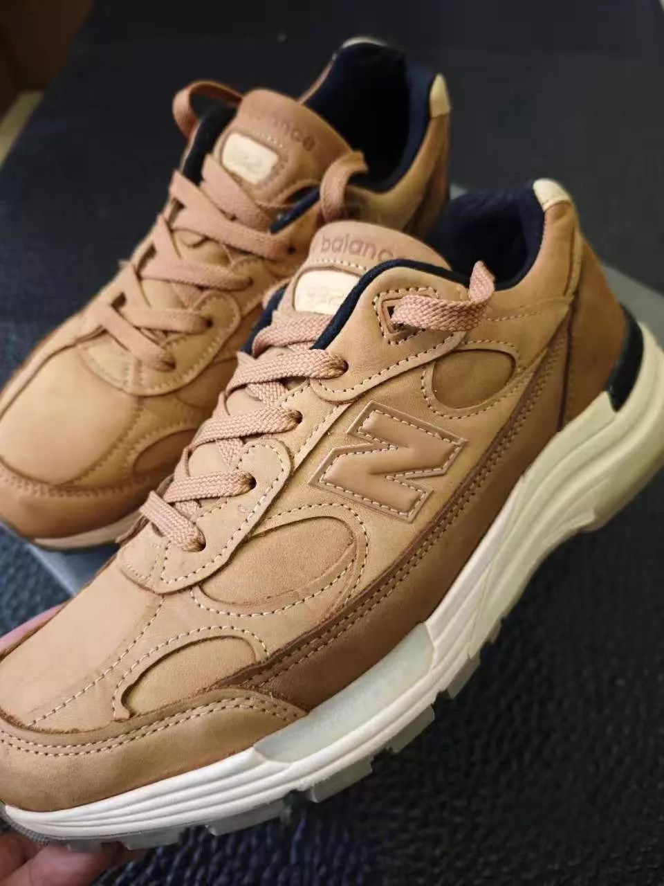 New Balance New Balance 992 Tan Wheat Retro Leather Unisex 42.5 Size US 9 / EU 42 - 6 Thumbnail