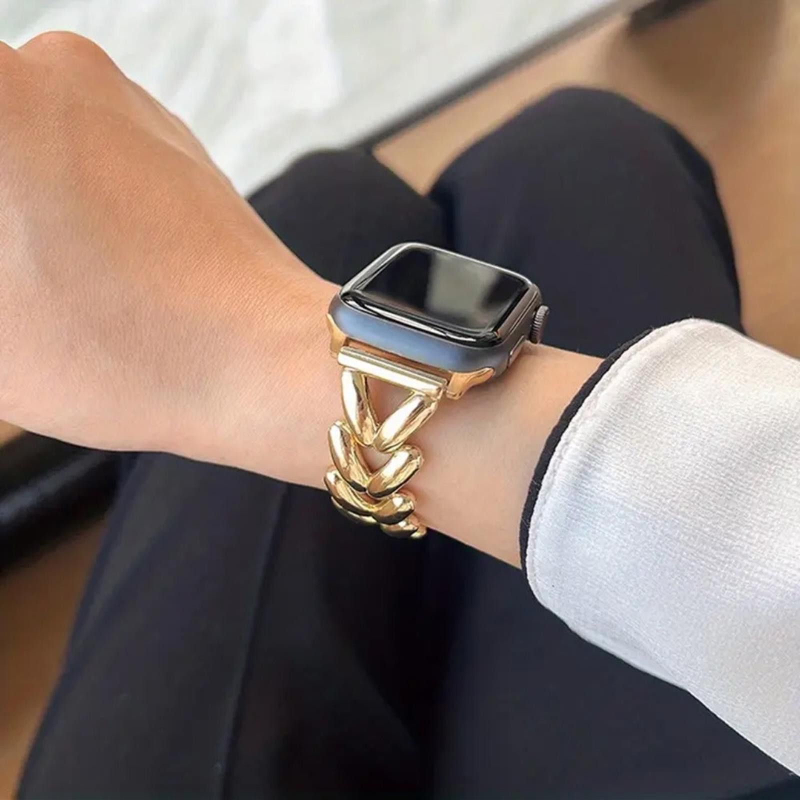 Designer Gold Chain Link Smartwatch Band NWT Size ONE SIZE - 2 Thumbnail