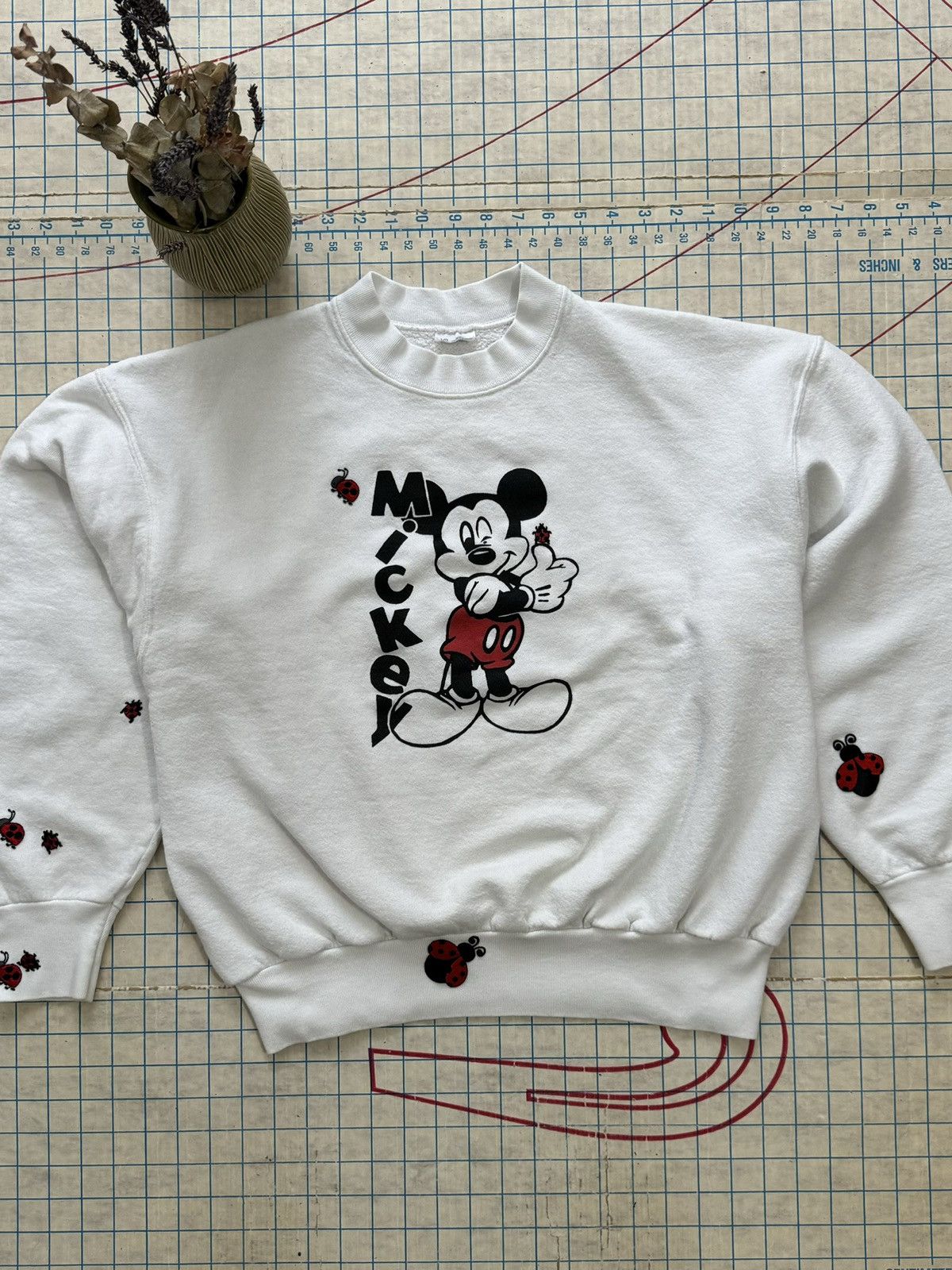 Disney × Mickey Mouse × Vintage Vintage Mickey Mouse Ladybug Crewneck Boxy Large White Size US L / EU 52-54 / 3 - 2 Thumbnail