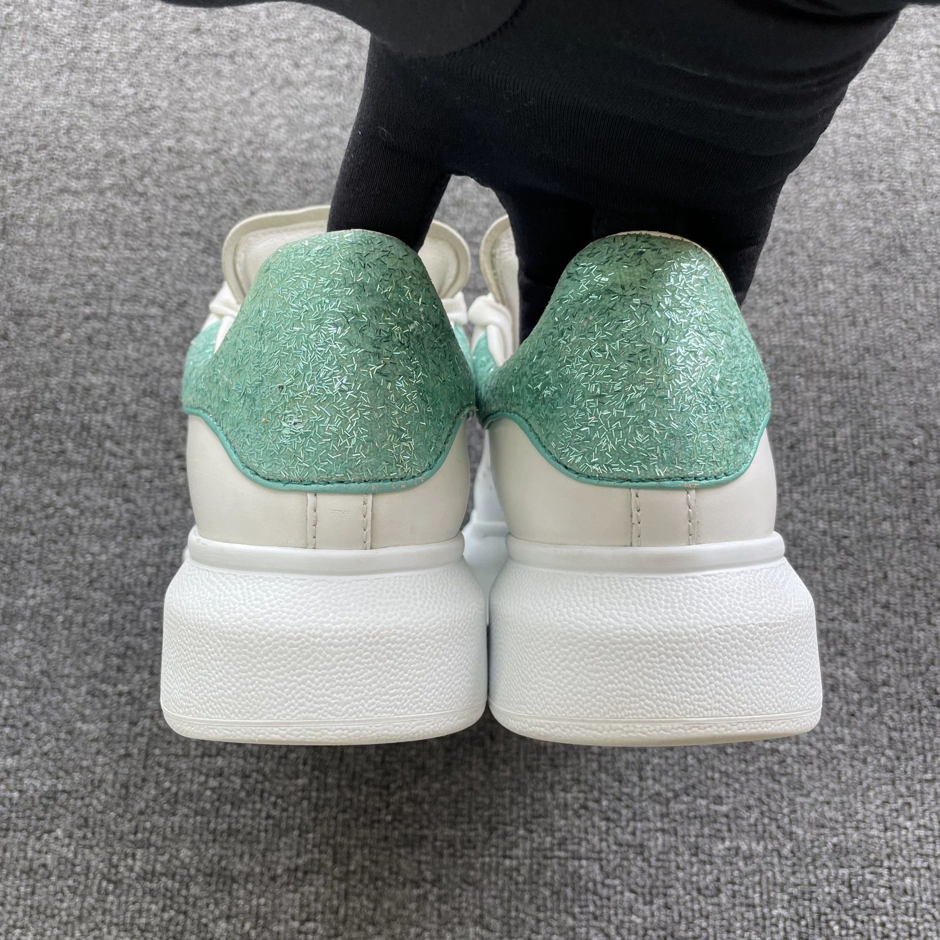 Alexander McQueen Alexander McQUEEN green sequin white sneakers 35.5 Size US 5 / IT 35 - 4 Thumbnail