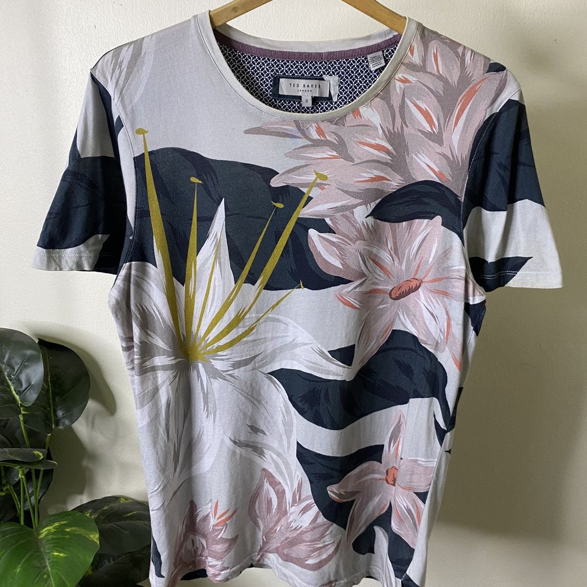 Ted Baker Ted Baker Litwork Floral Print T Shirt Size US M / EU 48-50 / 2 - 2 Thumbnail