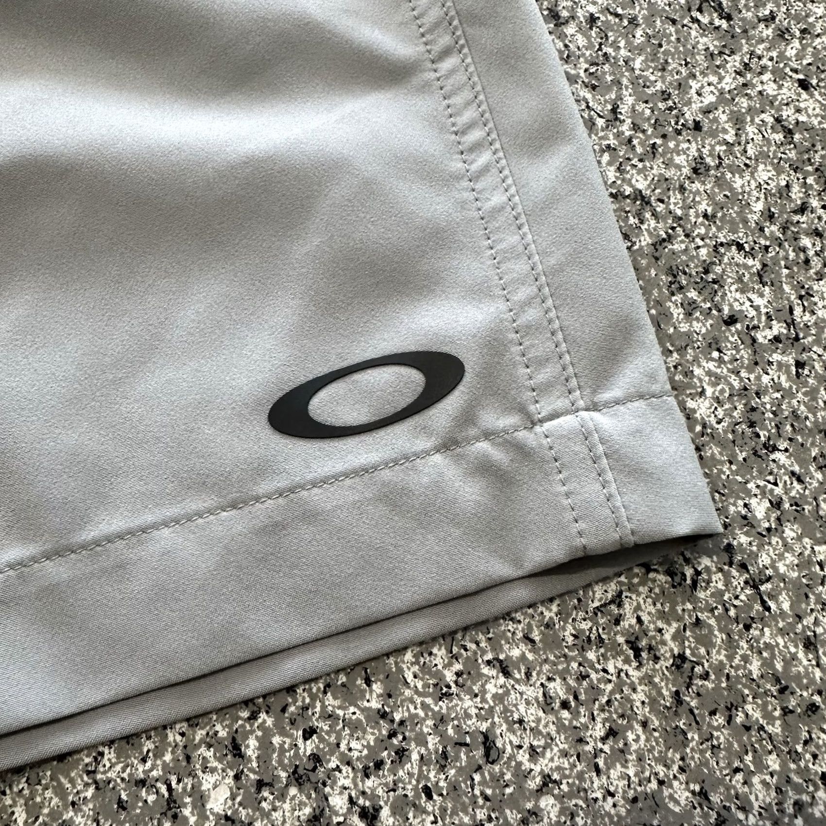 Oakley Oakley Baseline Hybrid 21 2.0 Shorts Mens 30 Gray Chino Flat Front Casual Pockets Stretch 10” Inseam XS-? No, use provided. Size US 30 / EU 46 - 2 Thumbnail